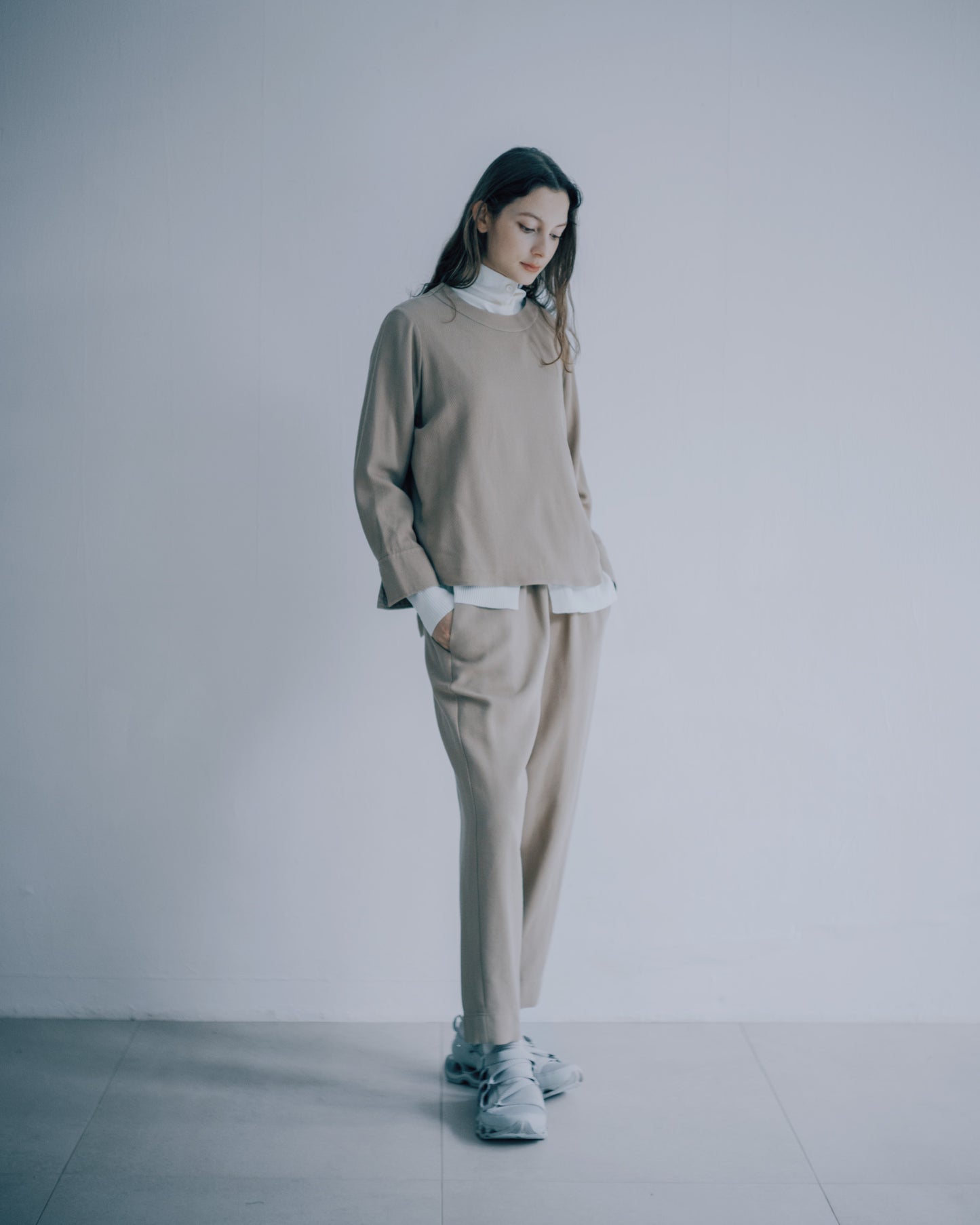 純色弧形剪裁長袖上衣(卡其)