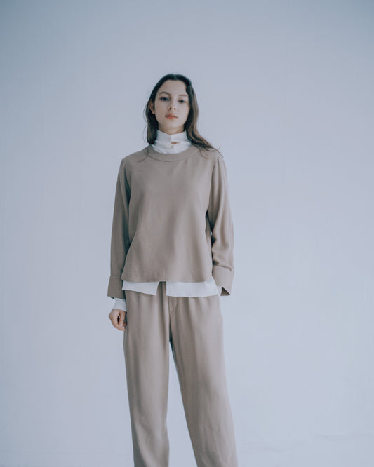 純色弧形剪裁長袖上衣(卡其)