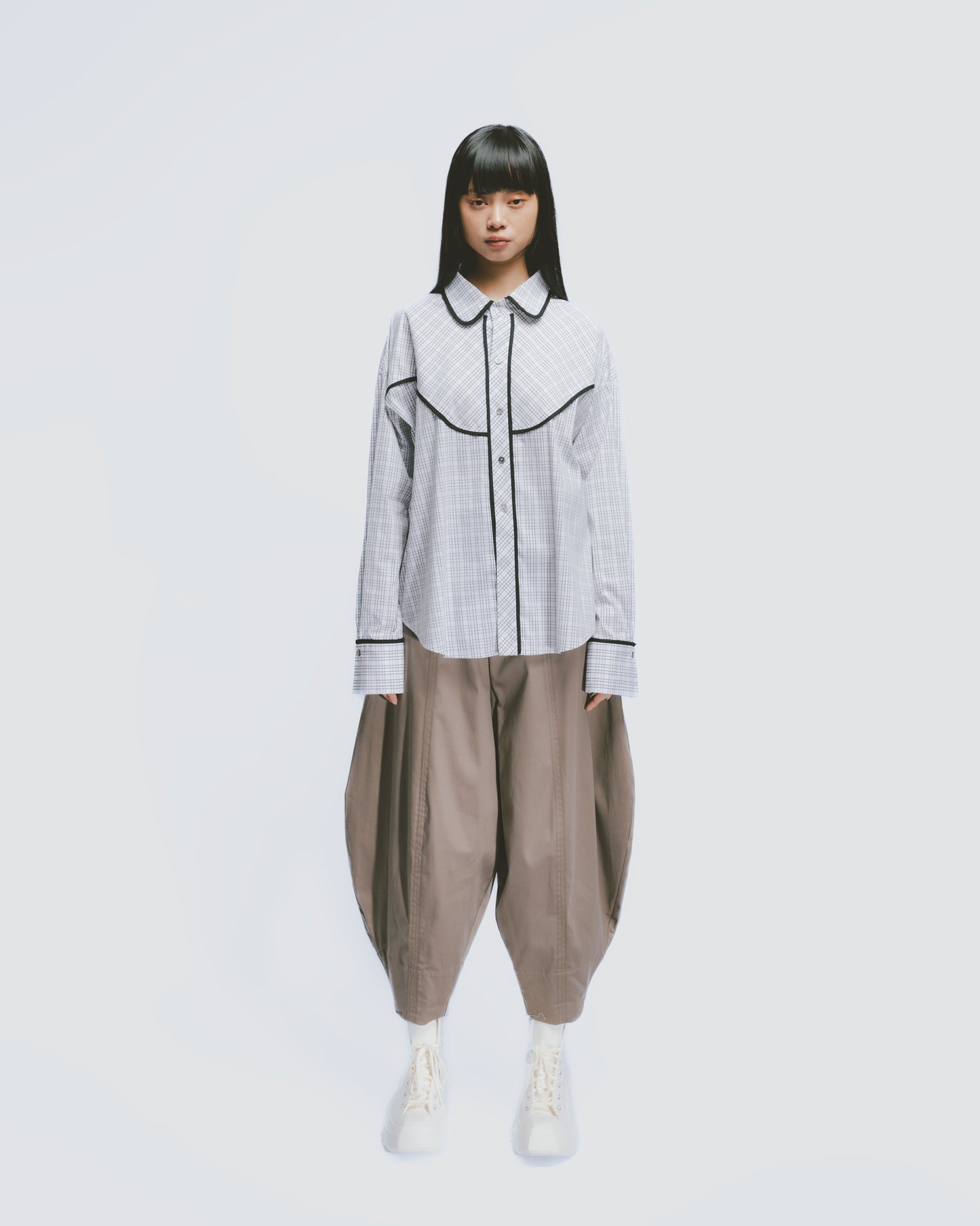Loose-fitting shirt with black and white check trim