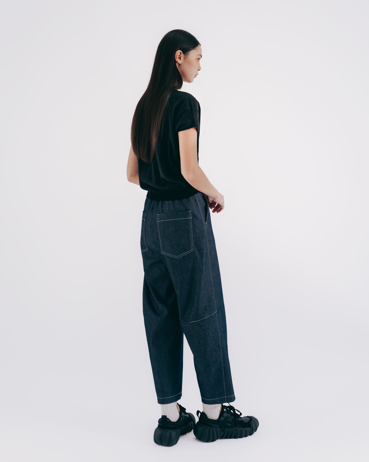 Contrast stitching denim tapered pants (dark blue)