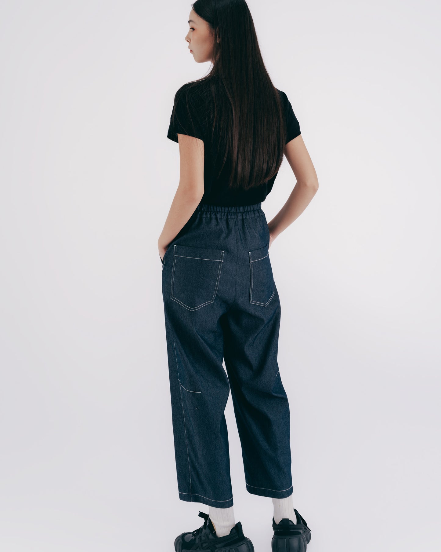 Contrast stitching denim tapered pants (dark blue)