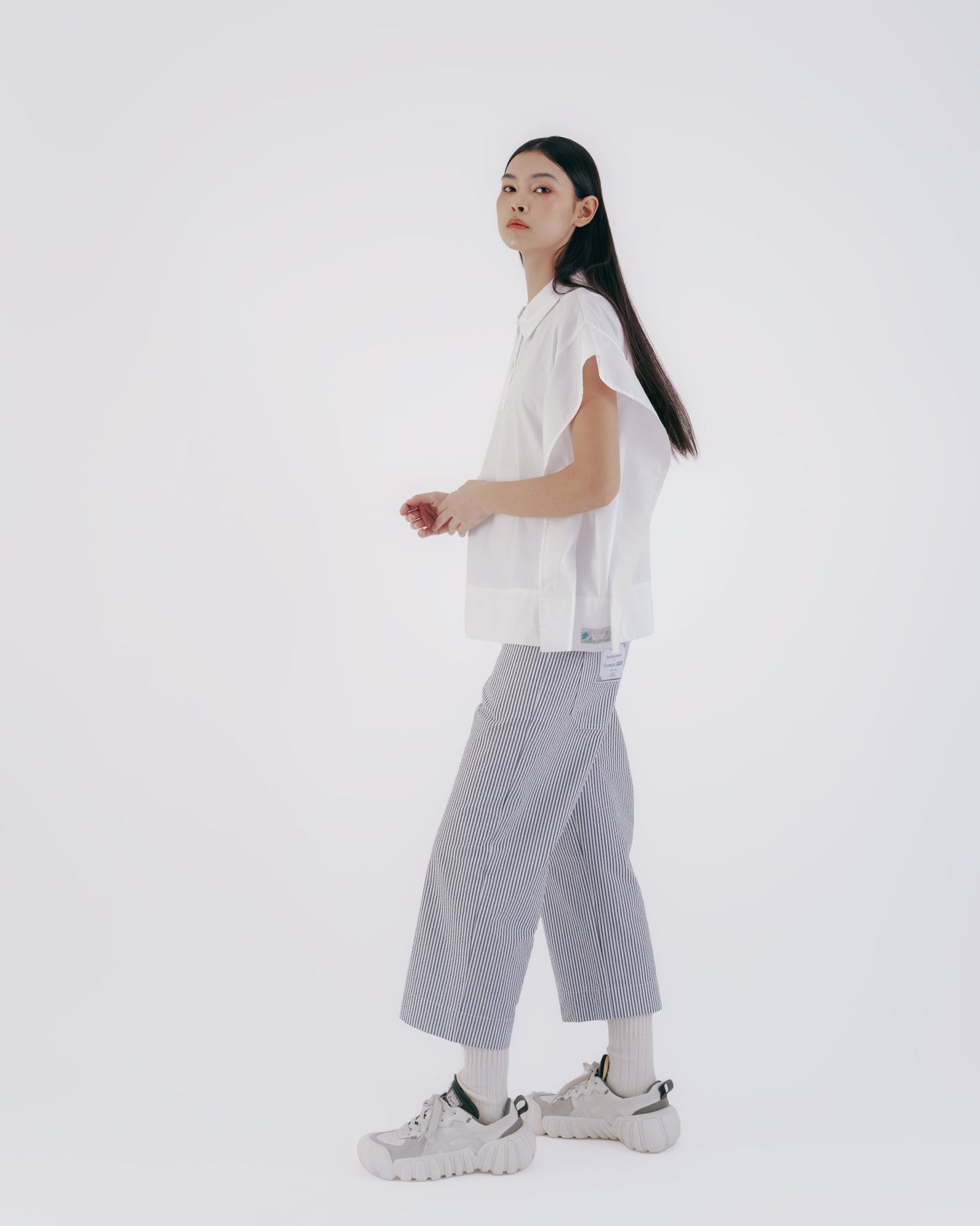 Square-Shaped Half-Breasted Sleeveless Shirt (White)