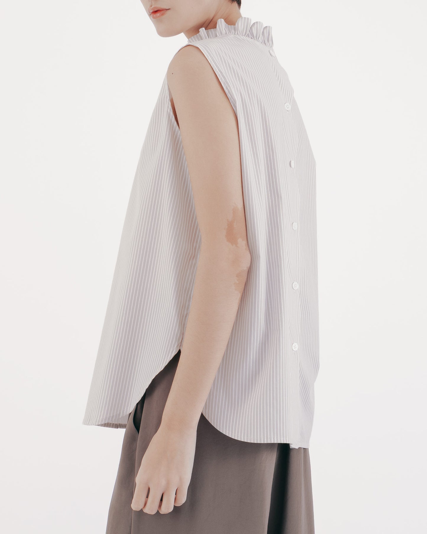 Striped ruffle collar button-down top (off-white)