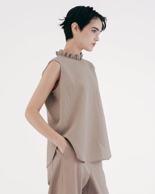 泡泡組織荷葉領背釦式上衣(卡其)