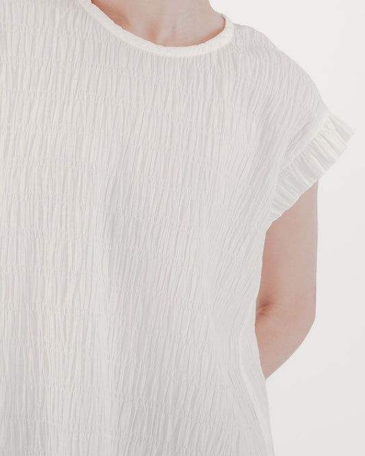 立體皺褶組織荷葉袖圓領上衣(白色)