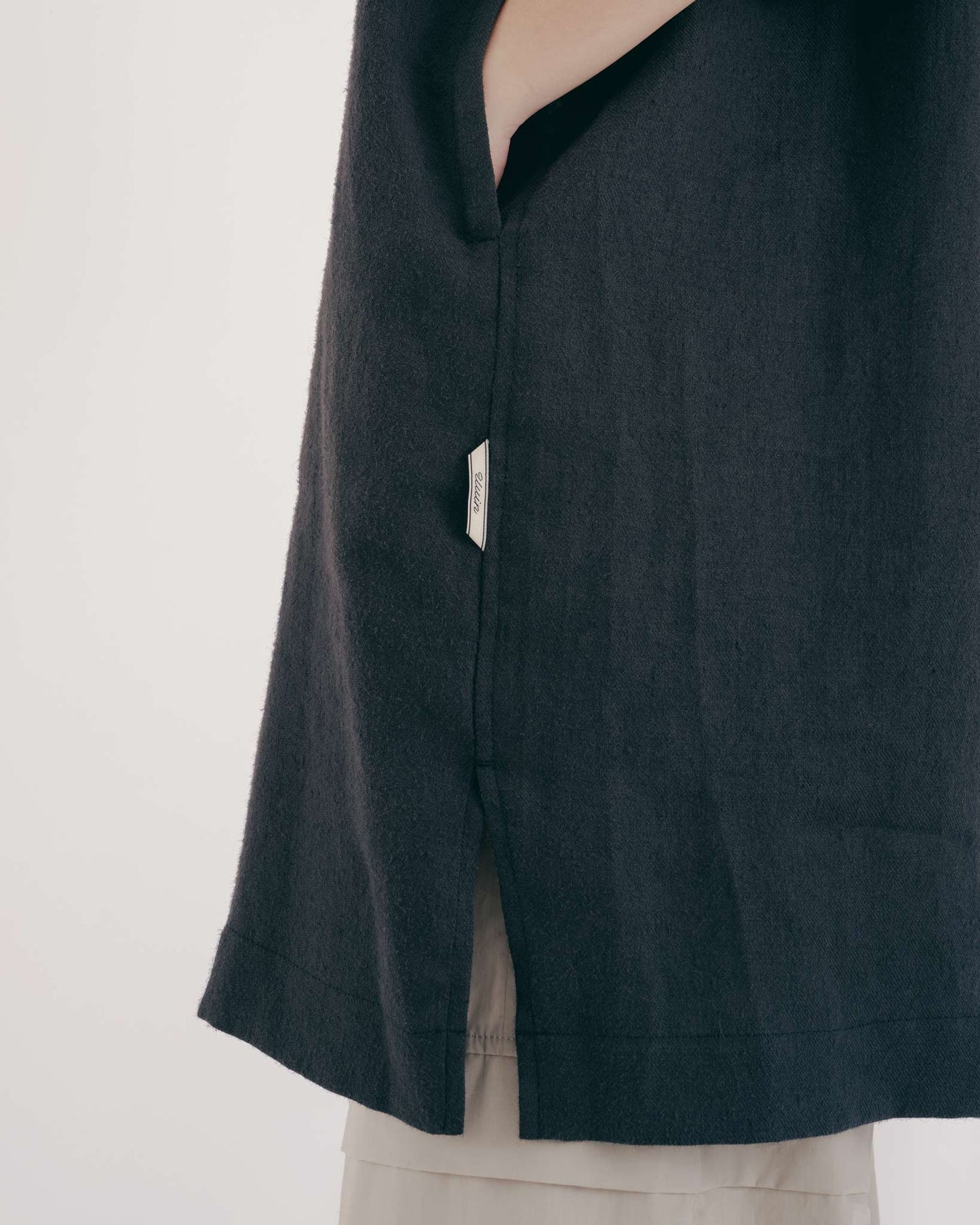 Workwear-style double-pocket half-open dress (black and gray)