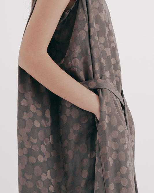 絲棉混紡翻領雨點洋裝(咖啡)