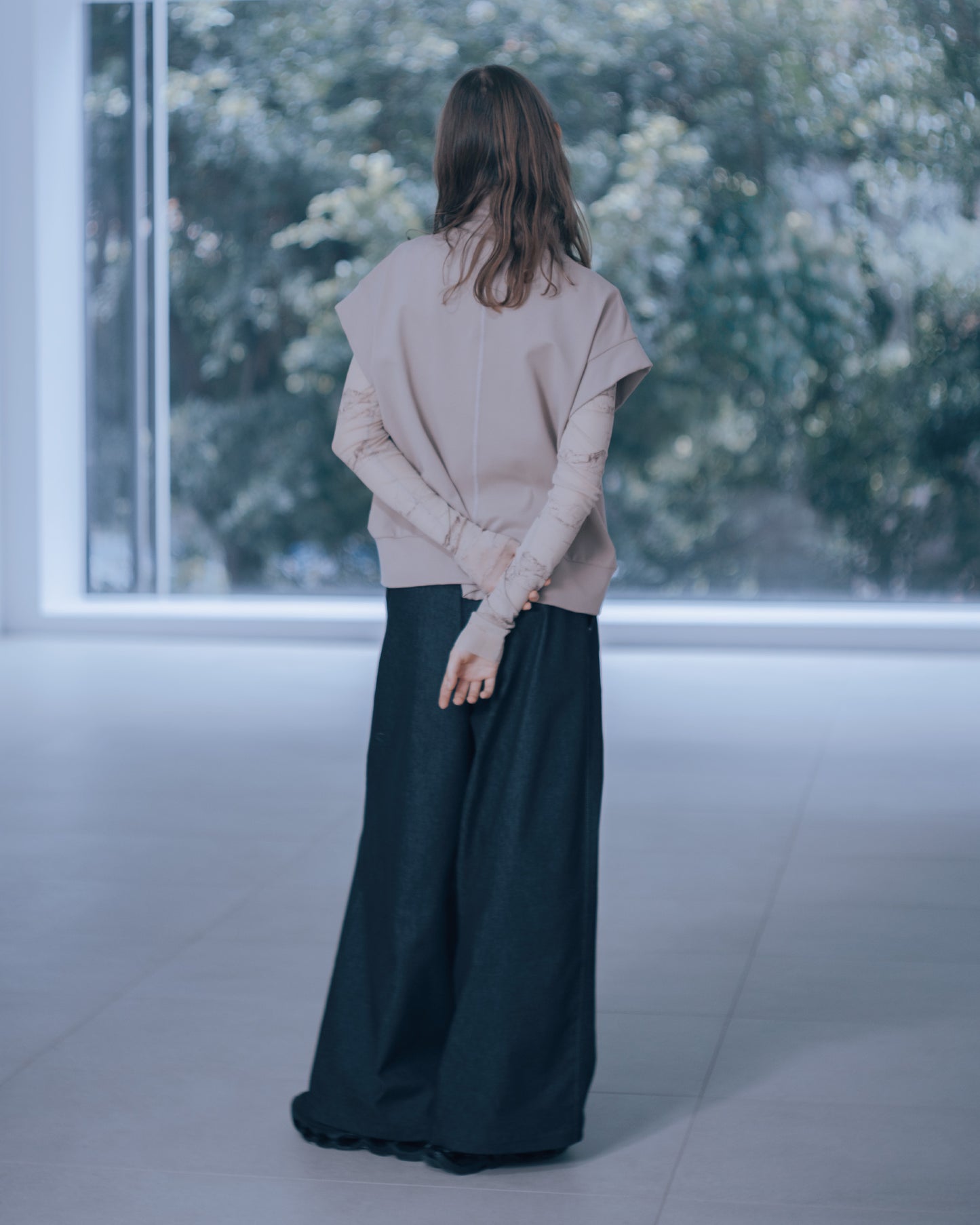 撞色高領剪接無袖上衣