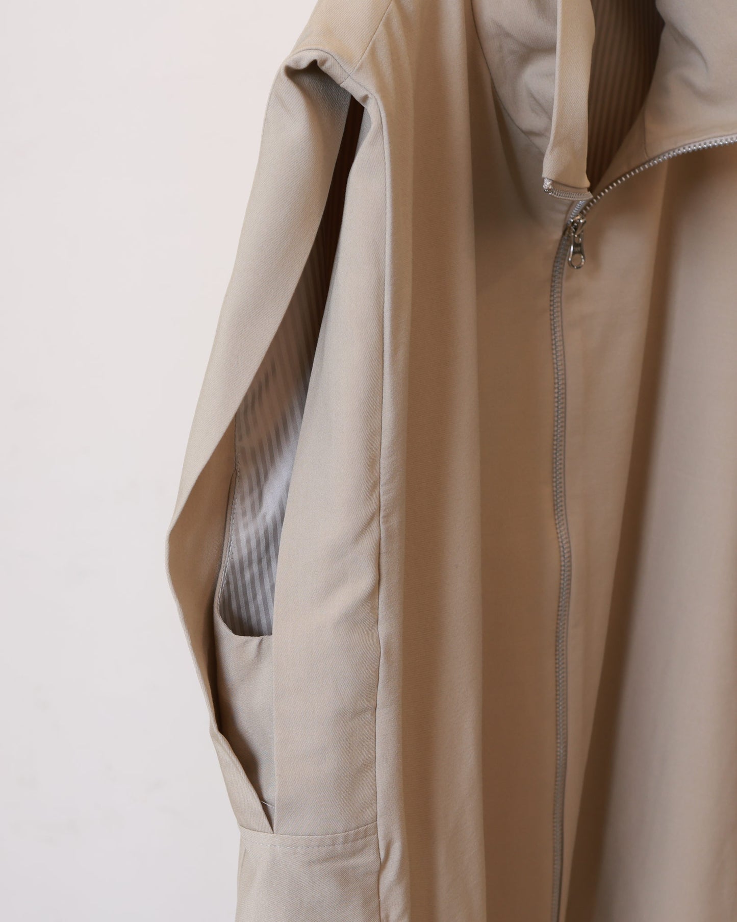 空氣感結構剪裁高領背心(卡其)