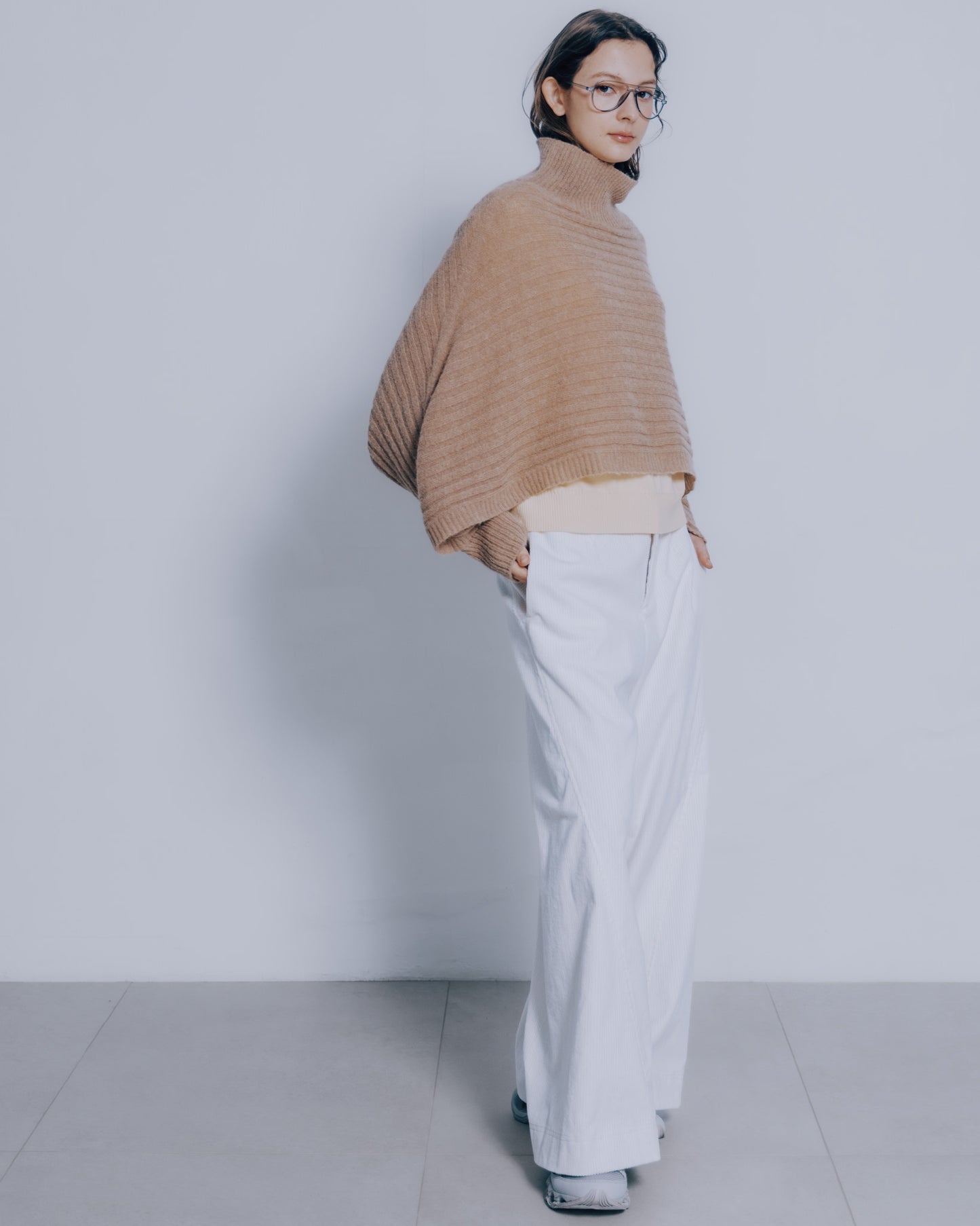 純白燈芯絨弧線剪接寬褲