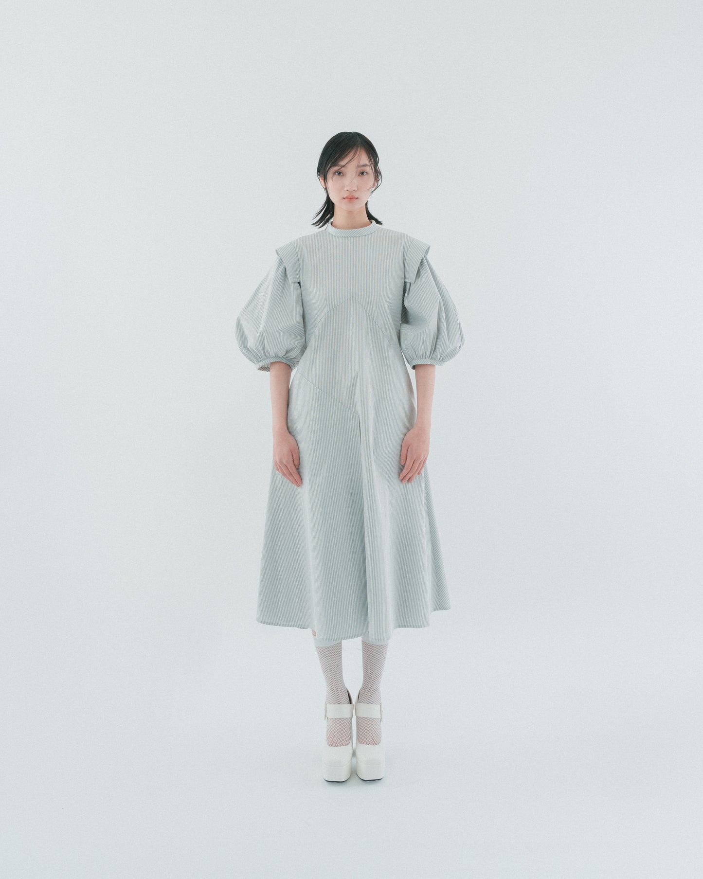 灰白條泡泡袖洋裝