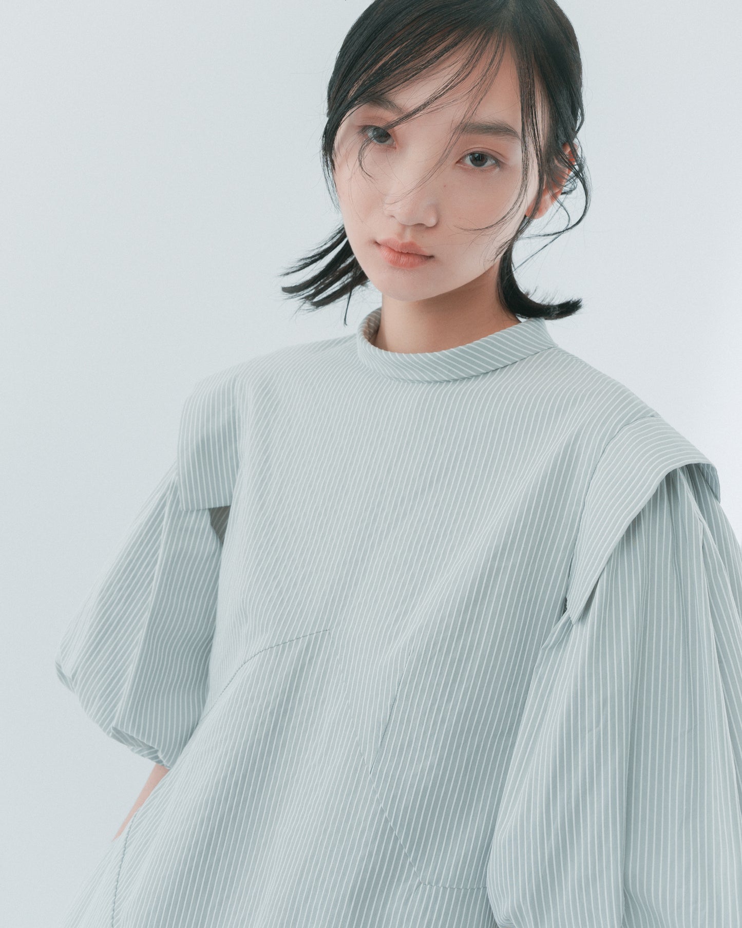 灰白條泡泡袖洋裝