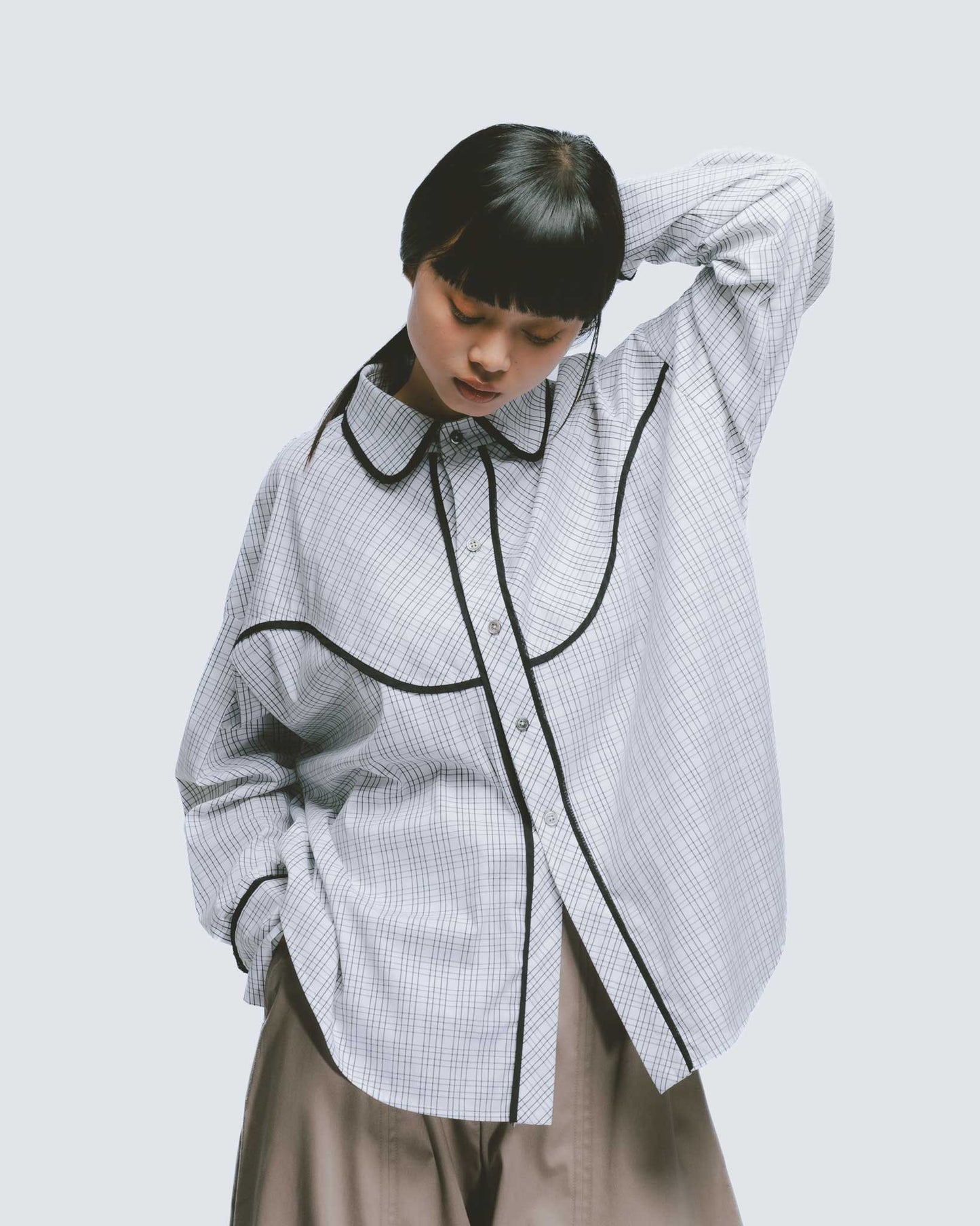 Loose-fitting shirt with black and white check trim