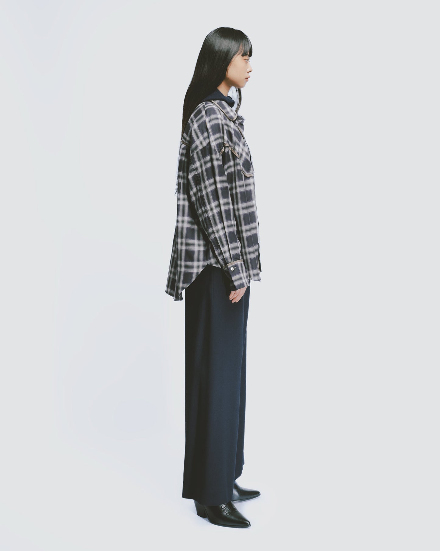 Loose-fitting shirt with blue-gray check trim