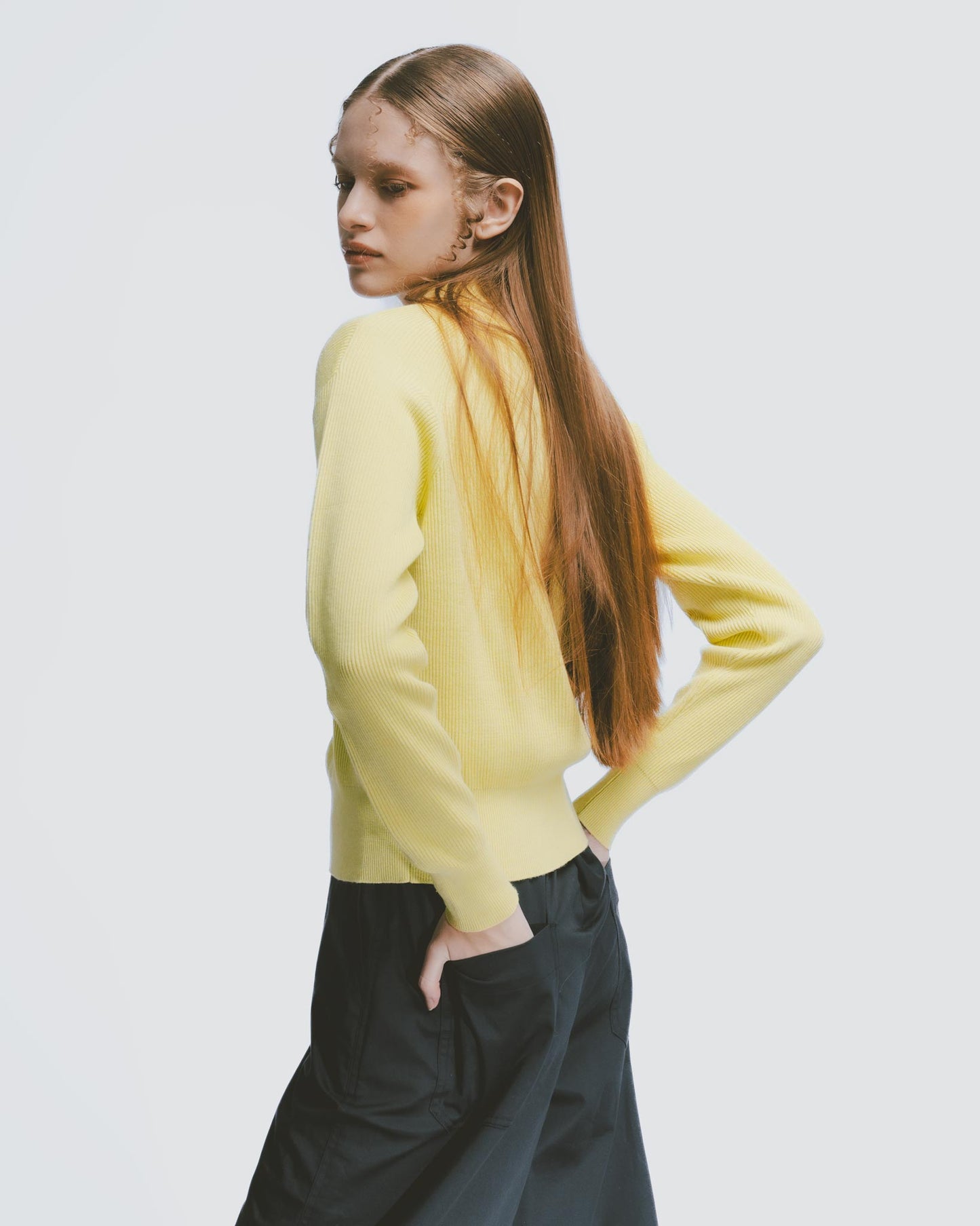 Half-open pointed collar short-sleeved fitted sweater (yellow)