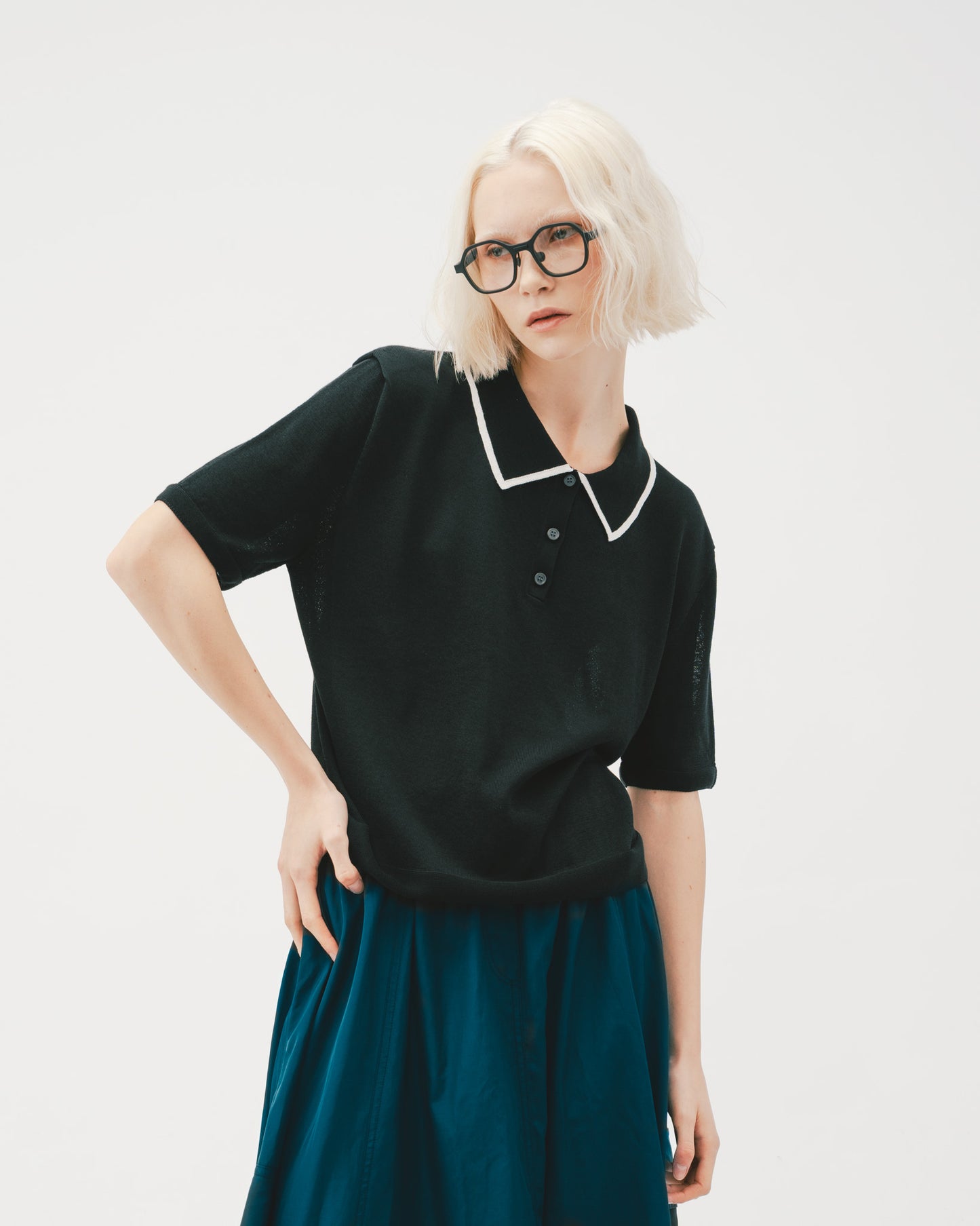Black and white contrast trim short-sleeved top