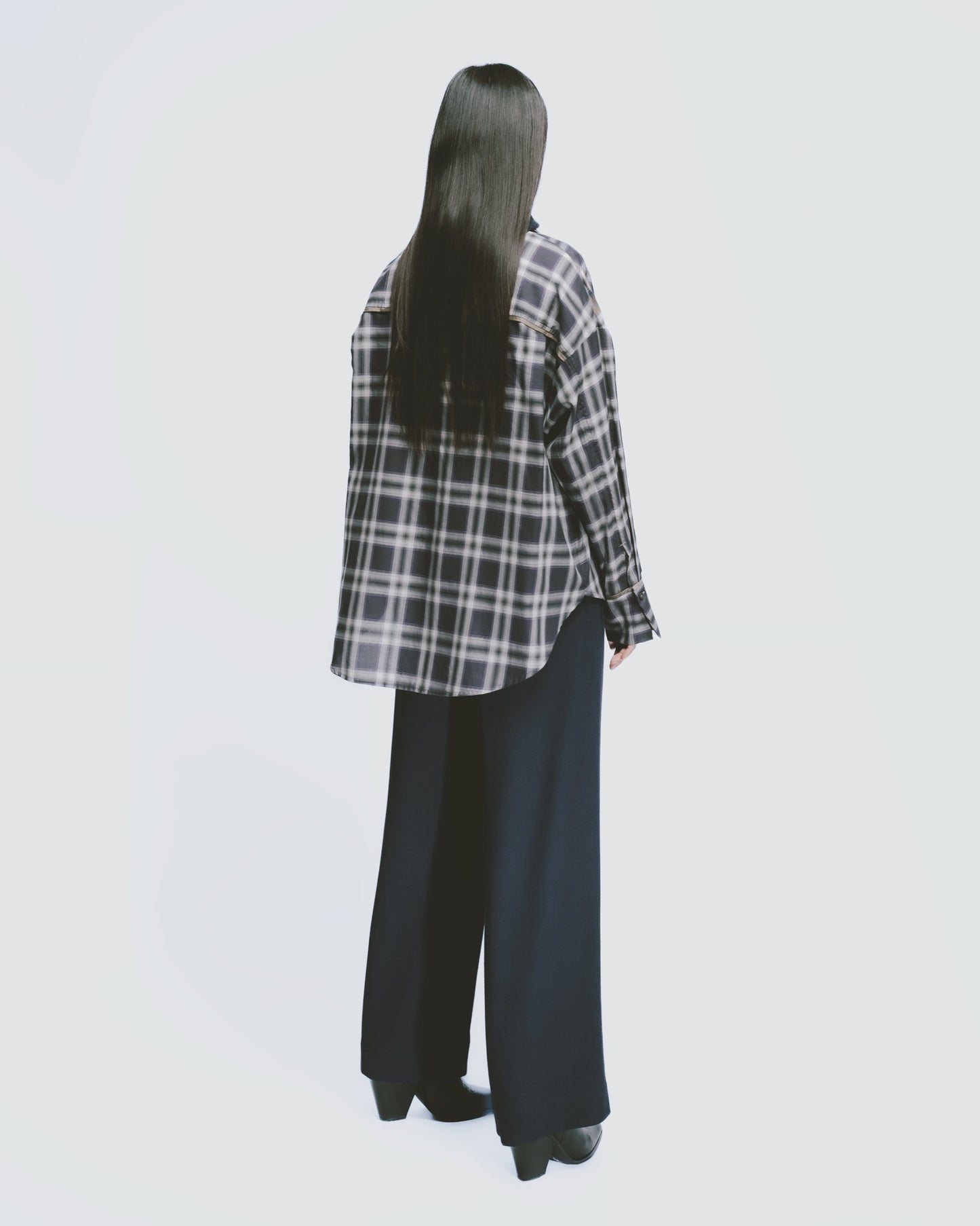 Loose-fitting shirt with blue-gray check trim