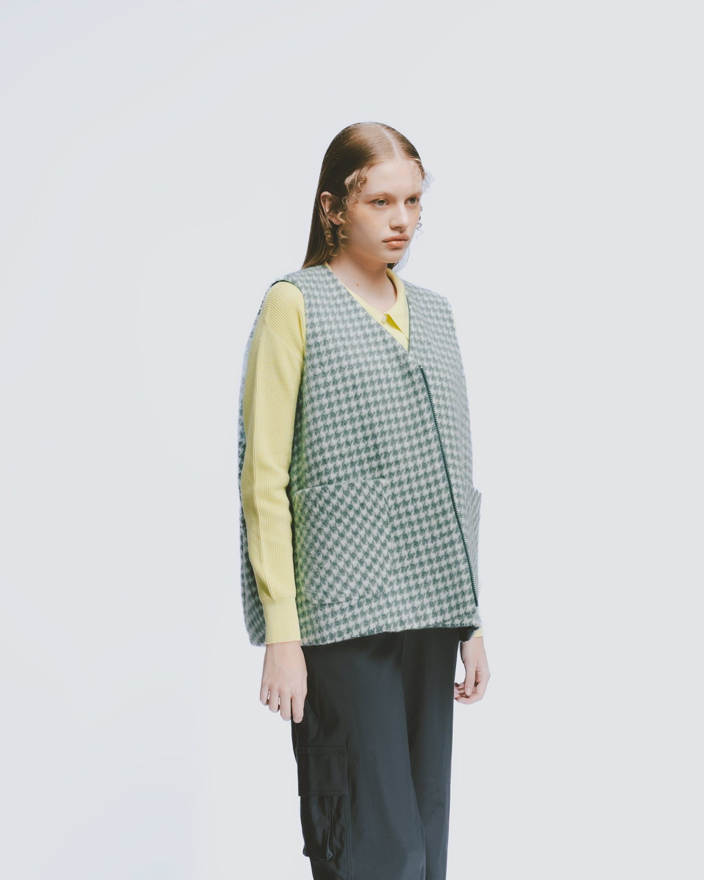 Half-open pointed collar short-sleeved fitted sweater (yellow)