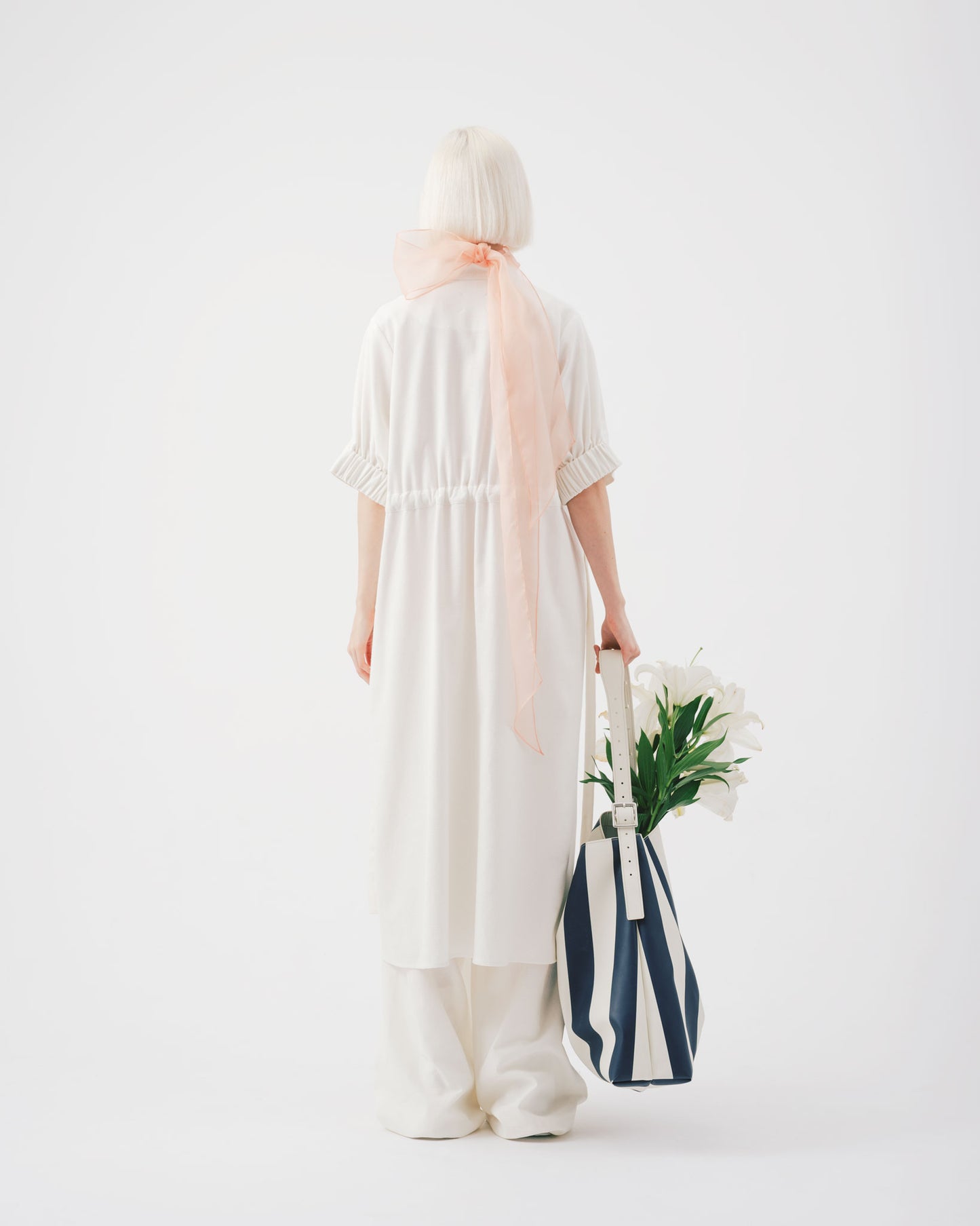 Small stand-up collar and three-quarter sleeves dress with ties