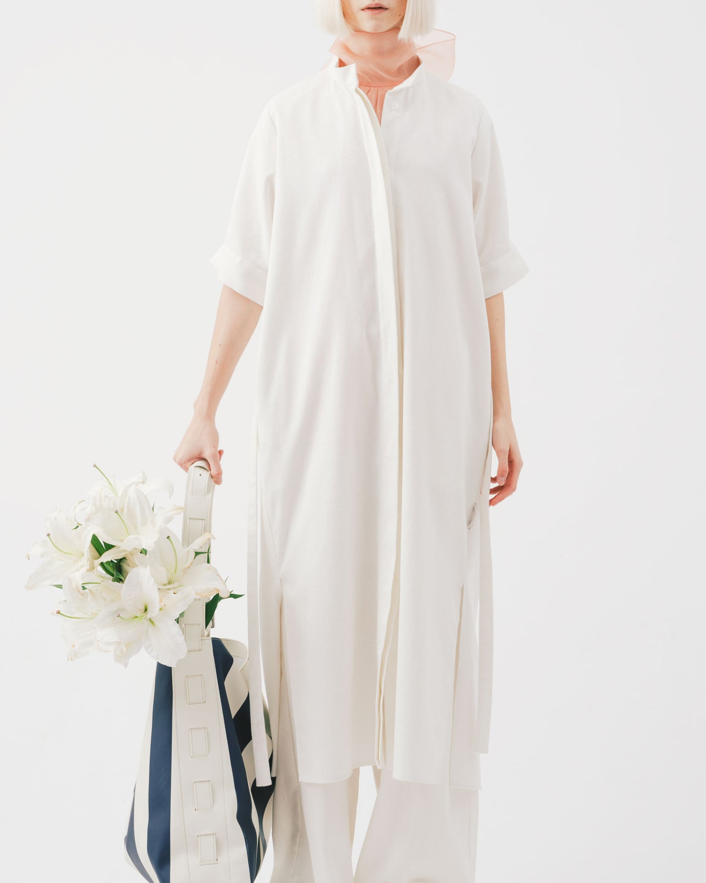 Small stand-up collar and three-quarter sleeves dress with ties