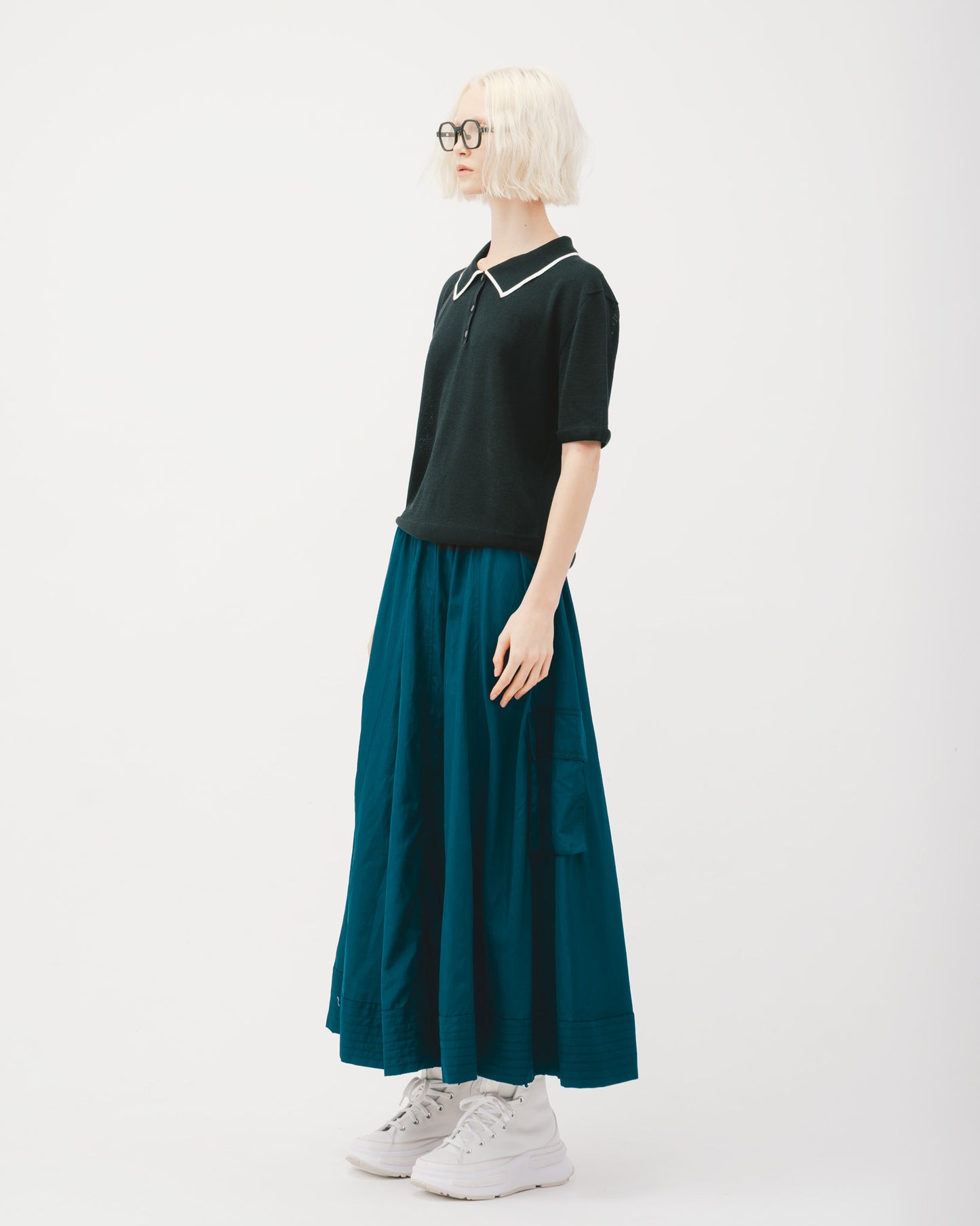 Black and white contrast trim short-sleeved top