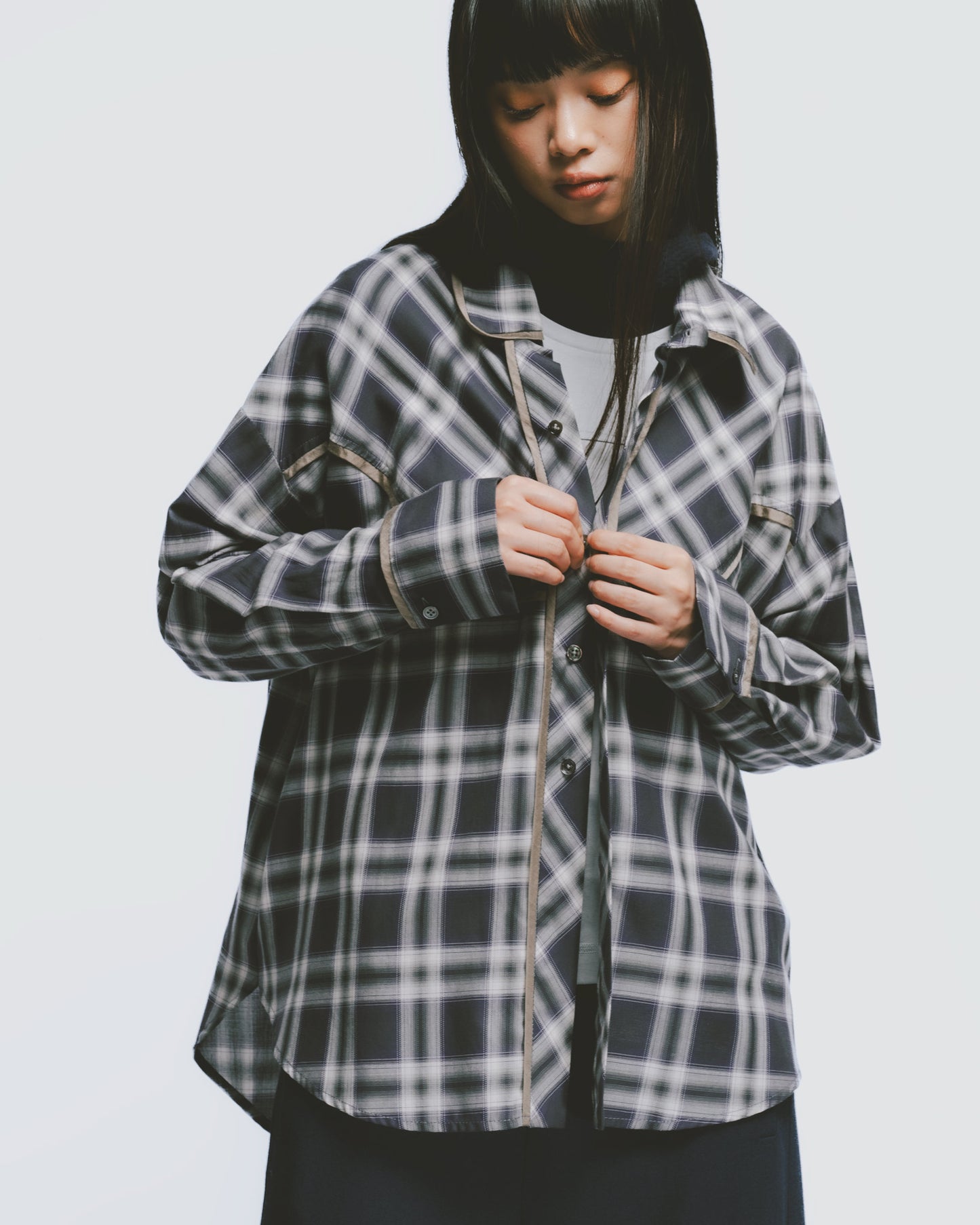 Loose-fitting shirt with blue-gray check trim