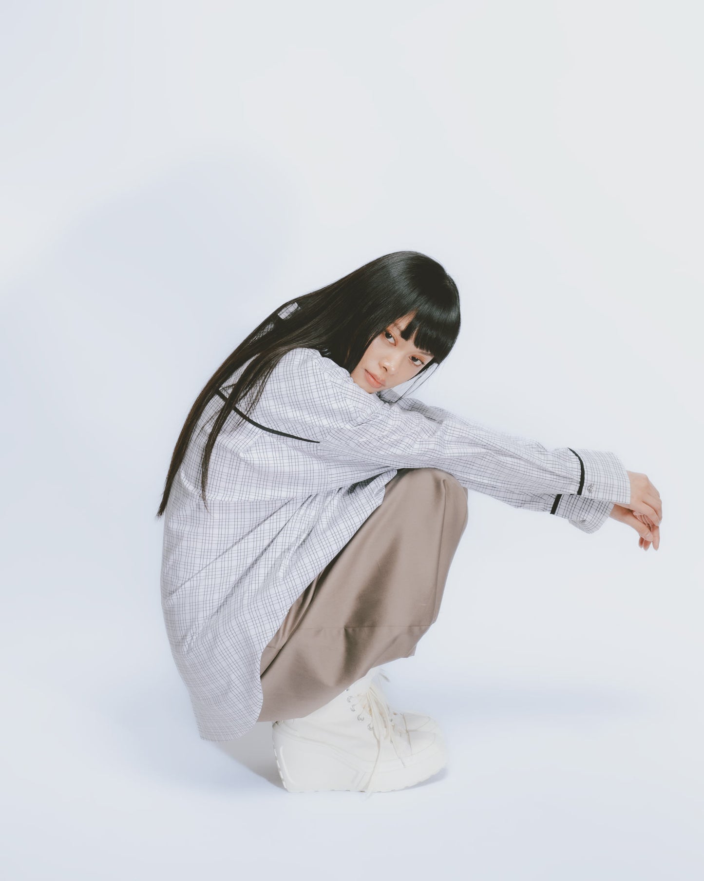 Loose-fitting shirt with black and white check trim