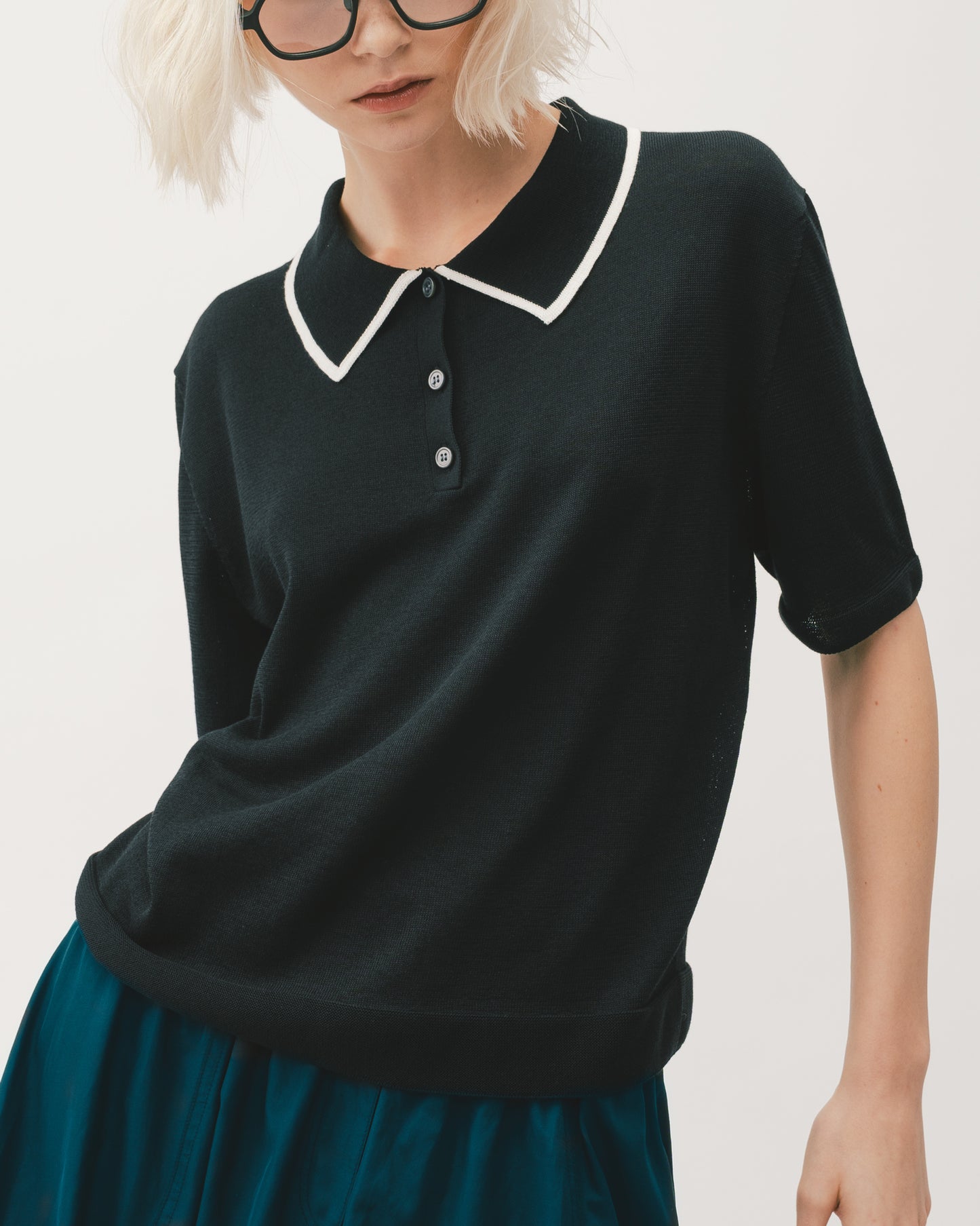 Black and white contrast trim short-sleeved top