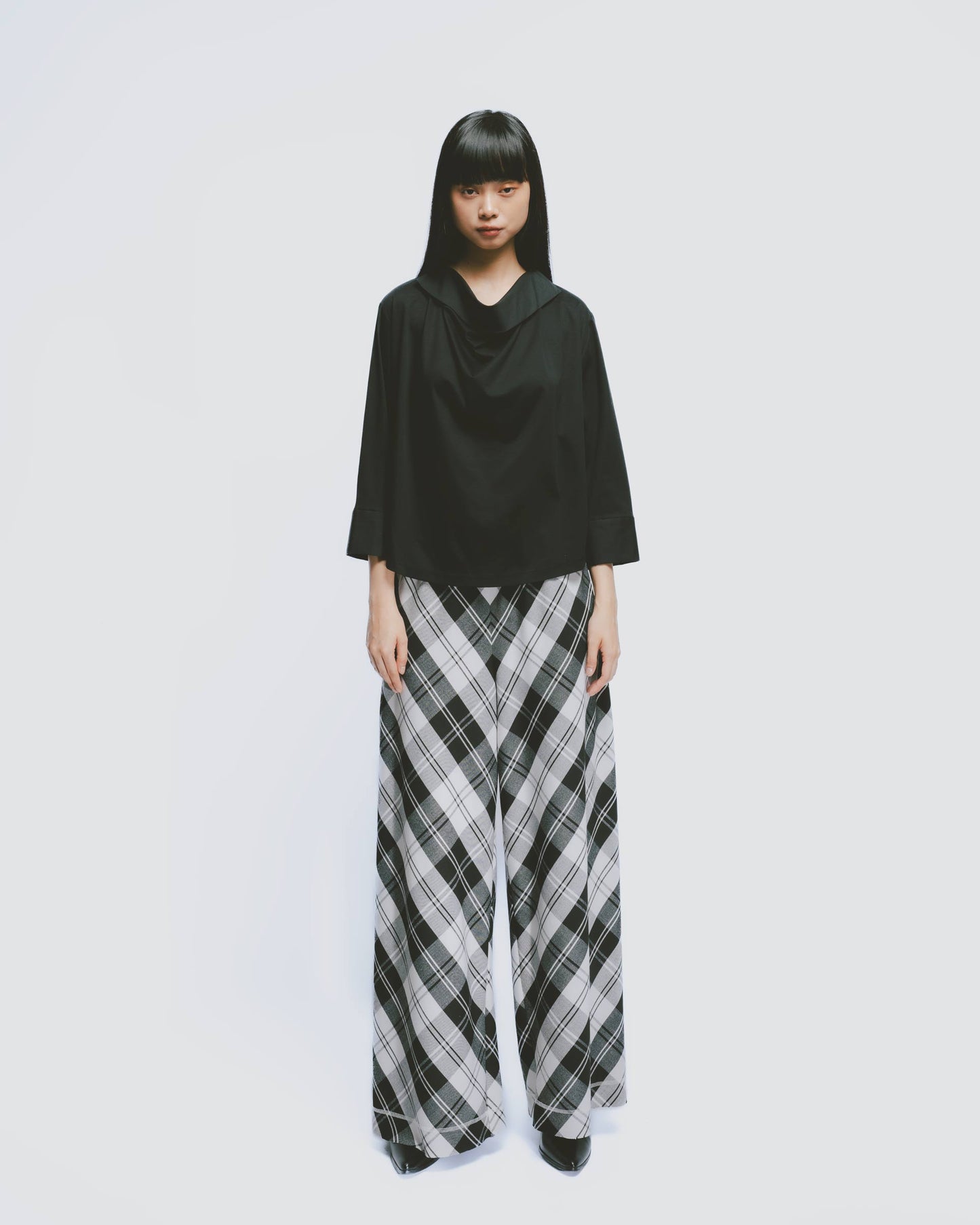 Easy-to-match plaid casual trousers