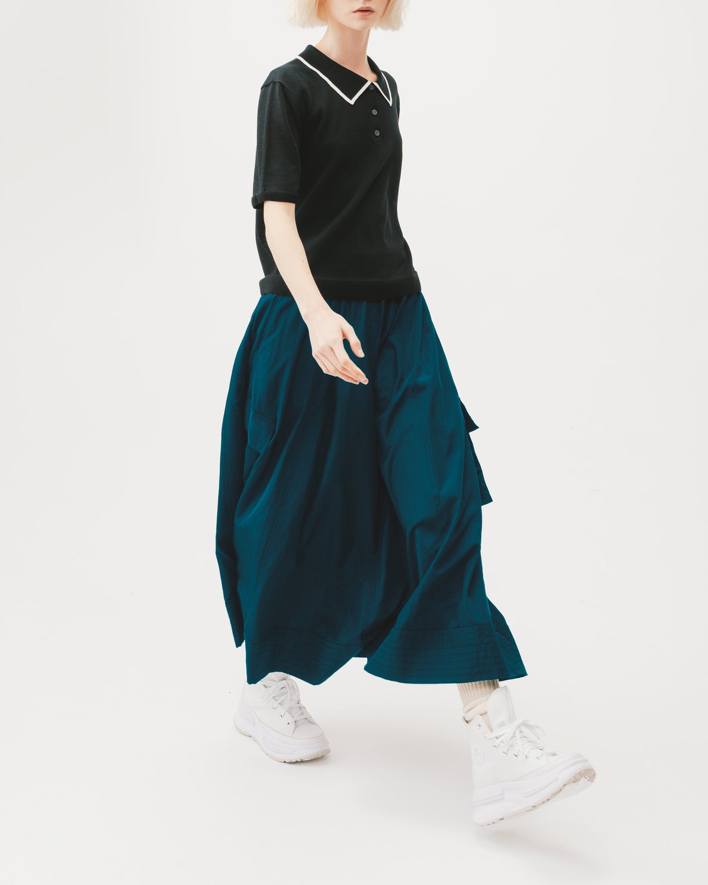 Black and white contrast trim short-sleeved top