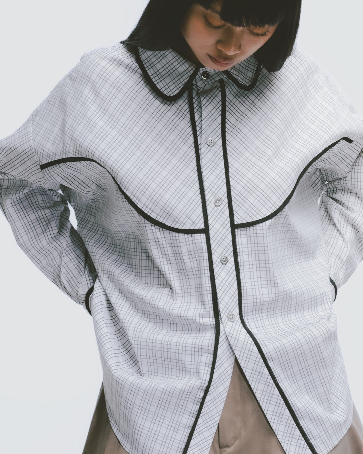 Loose-fitting shirt with black and white check trim