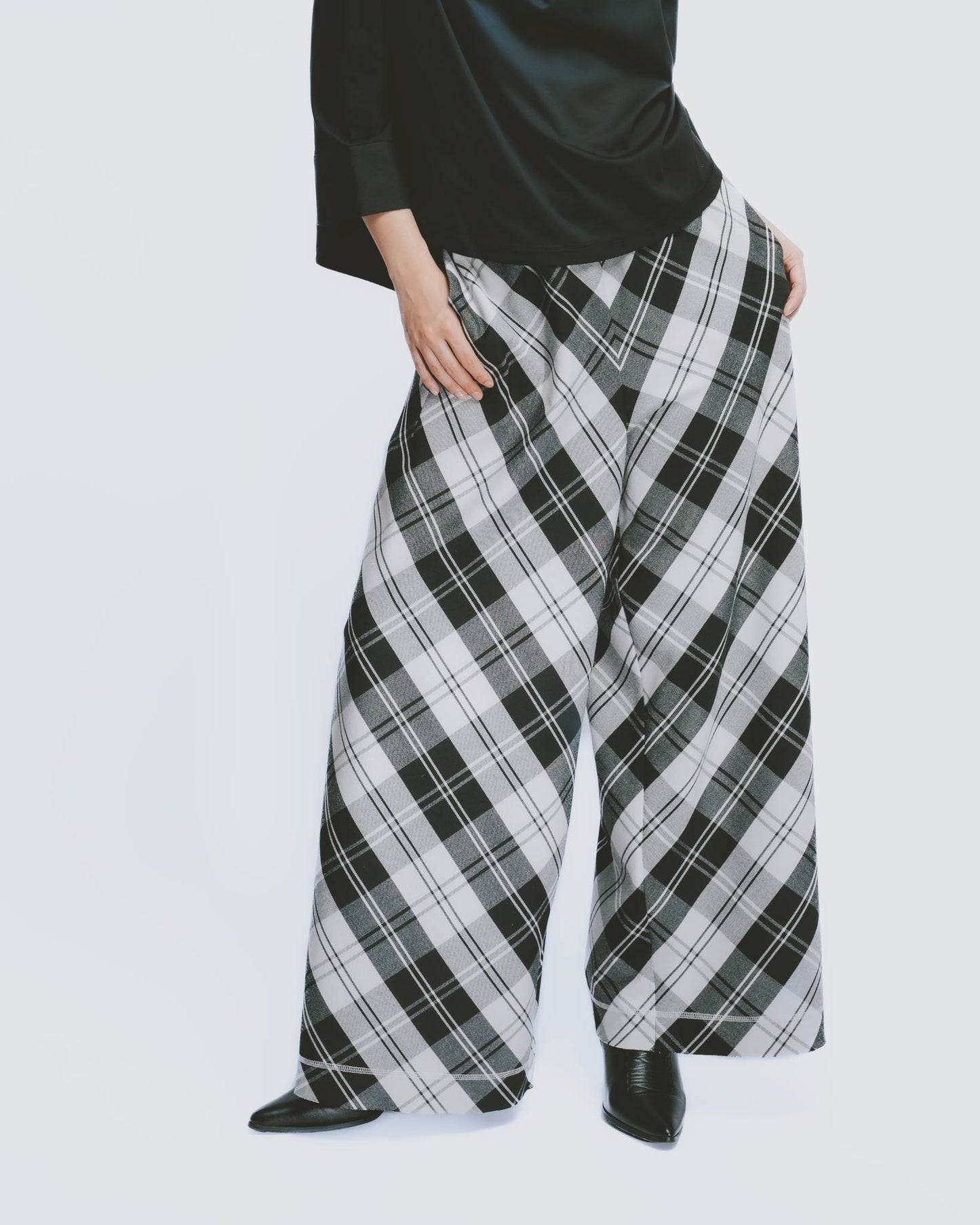 Easy-to-match plaid casual trousers
