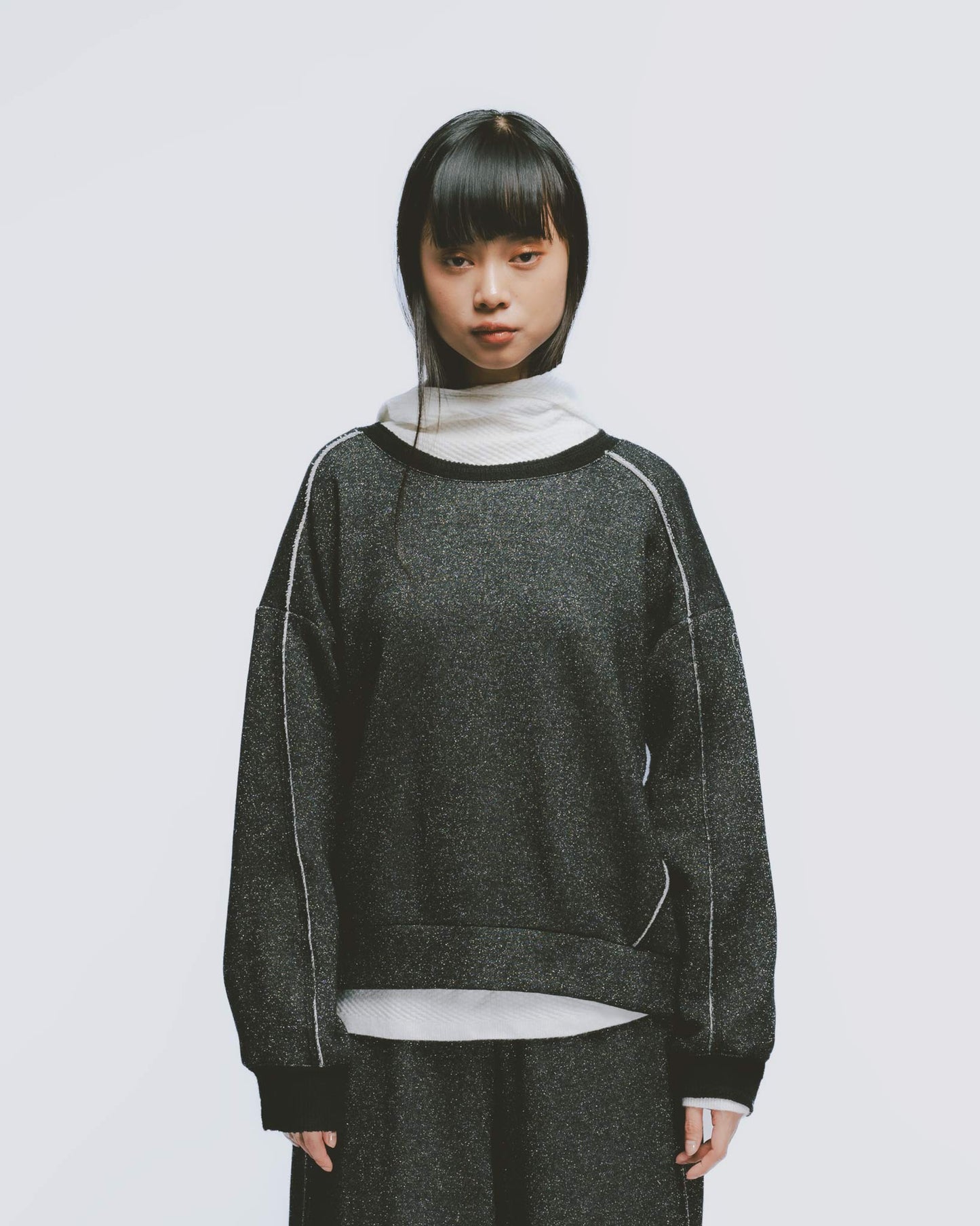 Shiny scallion-edged casual college T-shirt