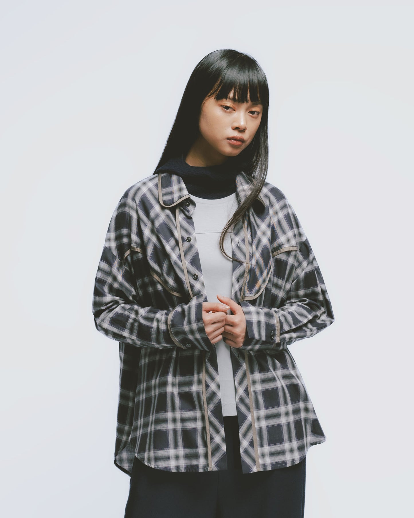 Loose-fitting shirt with blue-gray check trim