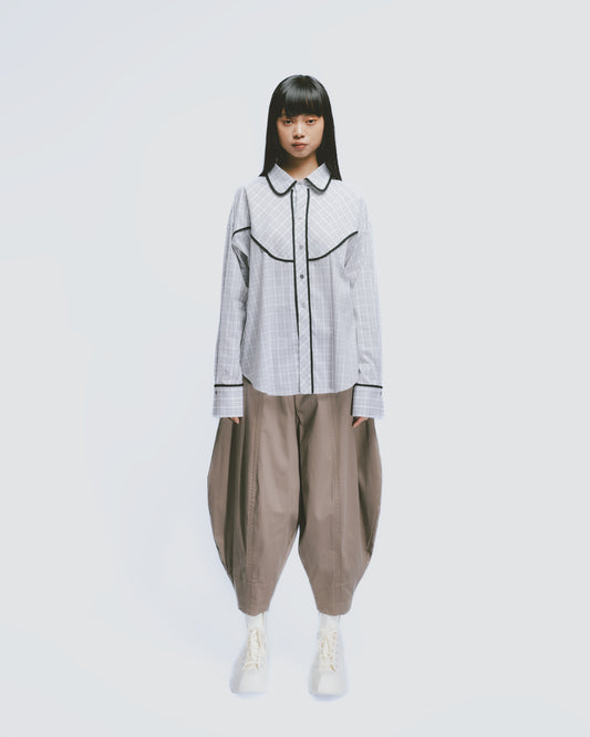 Loose-fitting shirt with black and white check trim 