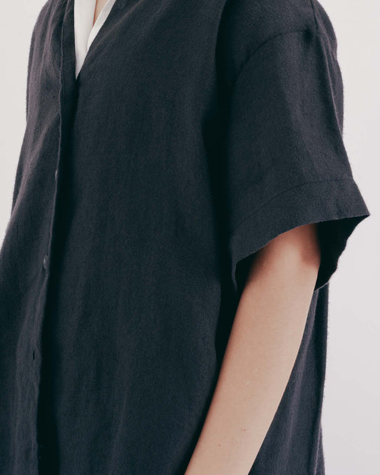 Unisex V-neck short-sleeved shirt (black and gray) 