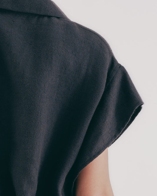 Square-Shaped Half-Breasted Sleeveless Shirt (Black and Gray) 