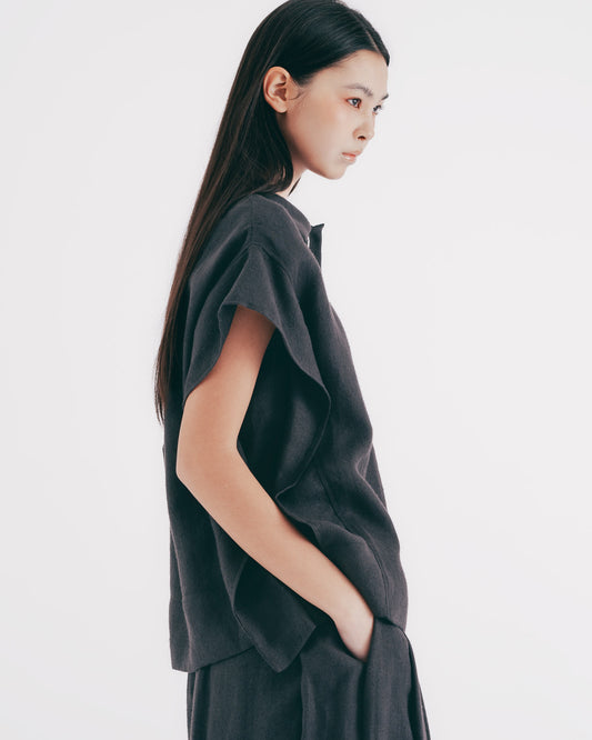 Square-Shaped Half-Breasted Sleeveless Shirt (Black and Gray) 