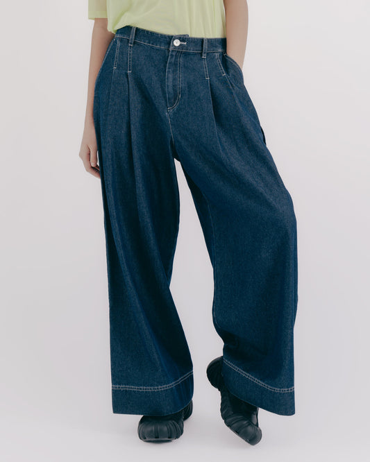 Bi-fold jeans with contrast stitching 