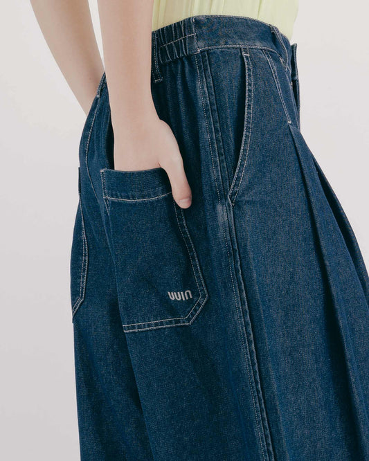 Bi-fold jeans with contrast stitching 