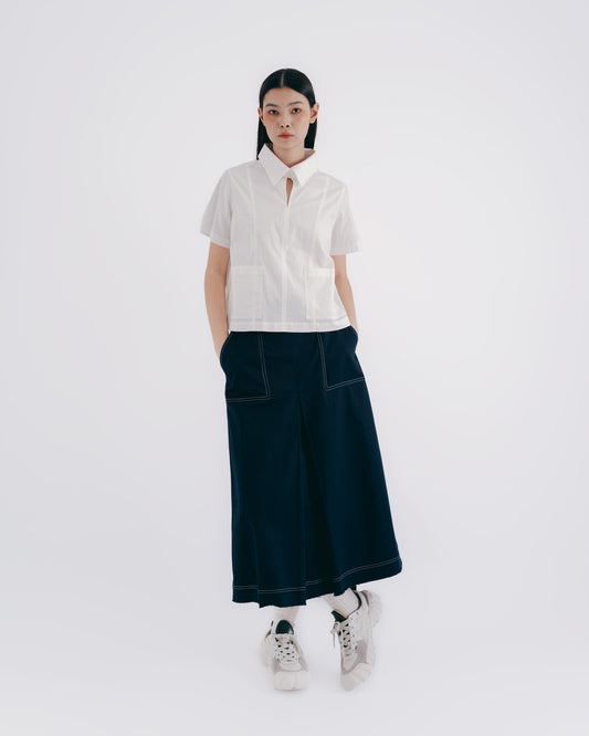 Pure white V-neck shirt with tangent design