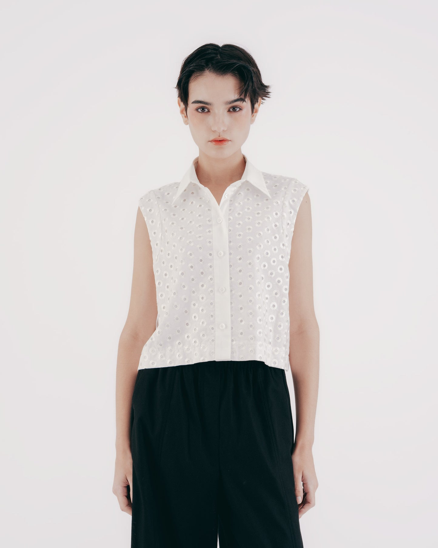 Japanese-style hole jacquard short sleeveless top (white) 