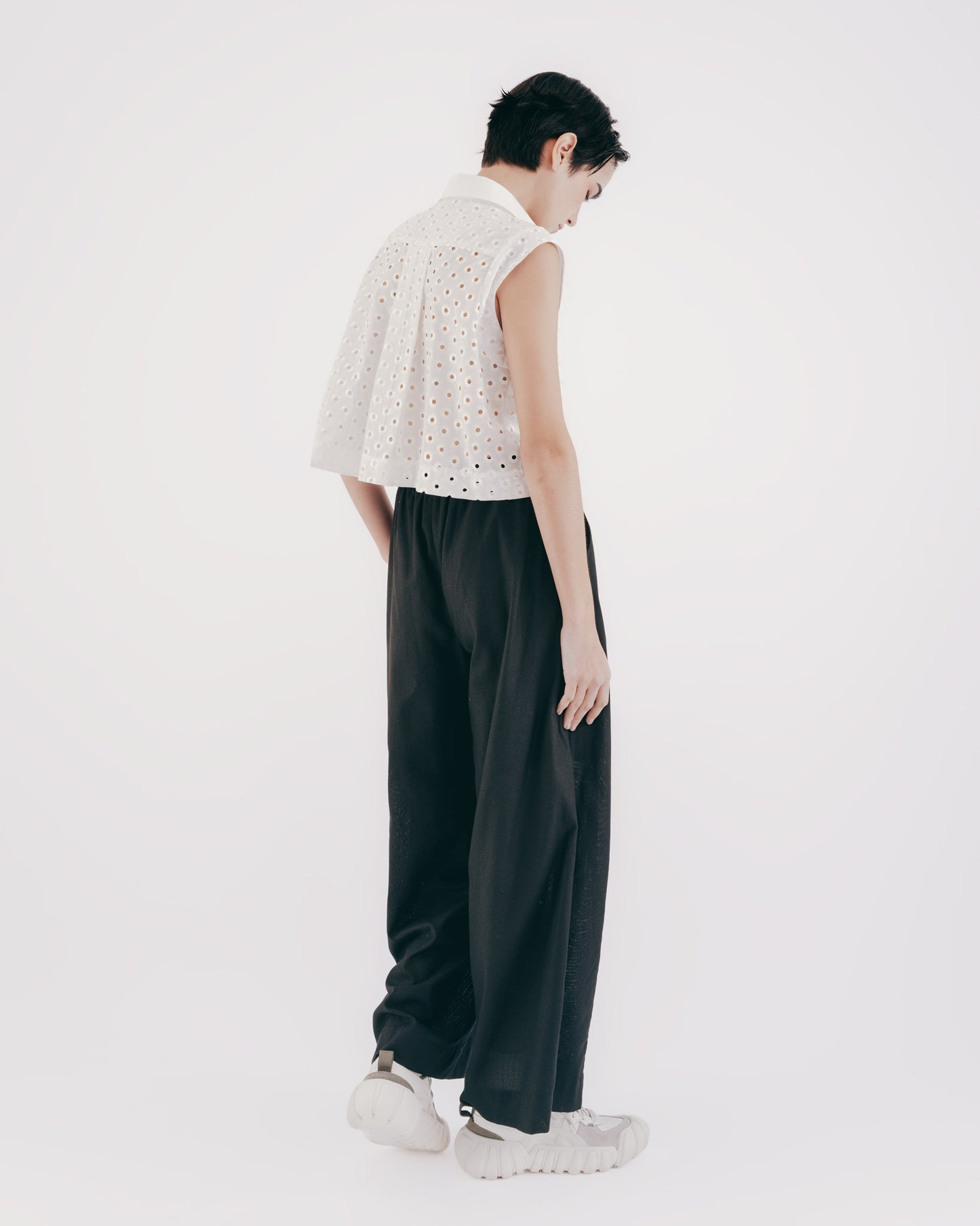 Japanese-style hole jacquard short sleeveless top (white) 