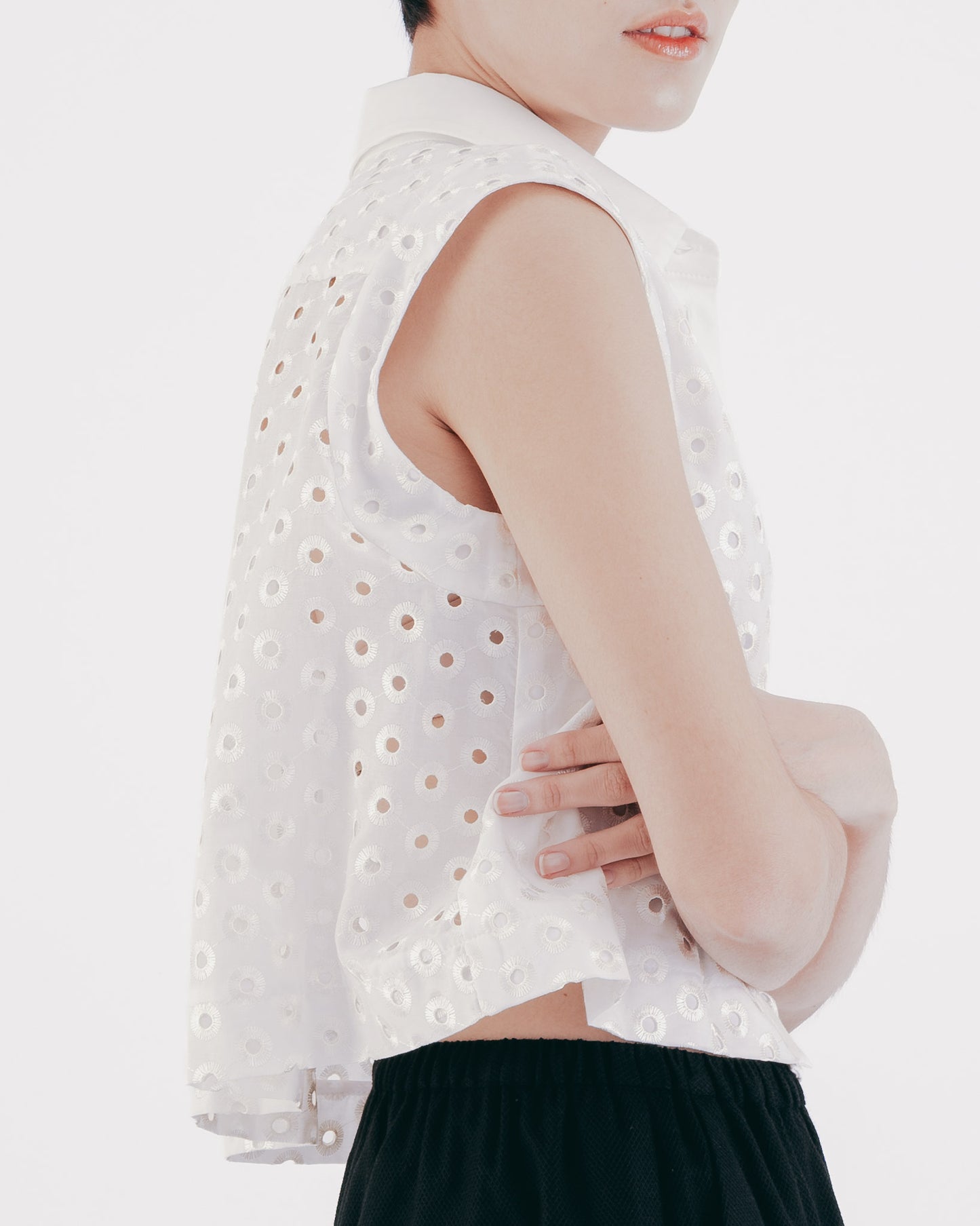 Japanese-style hole jacquard short sleeveless top (white) 
