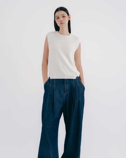 Slit Crew Neck Sleeveless Knit Vest (White) 