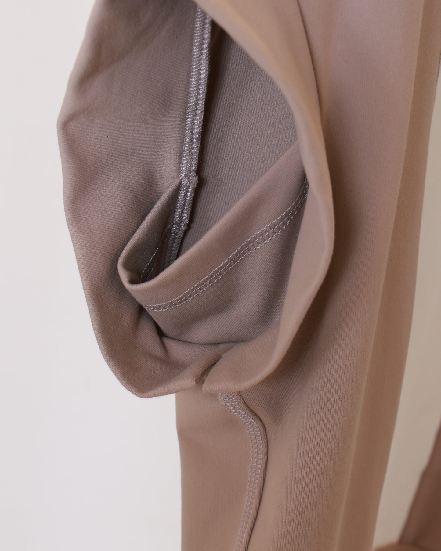 撞色高領剪接無袖上衣