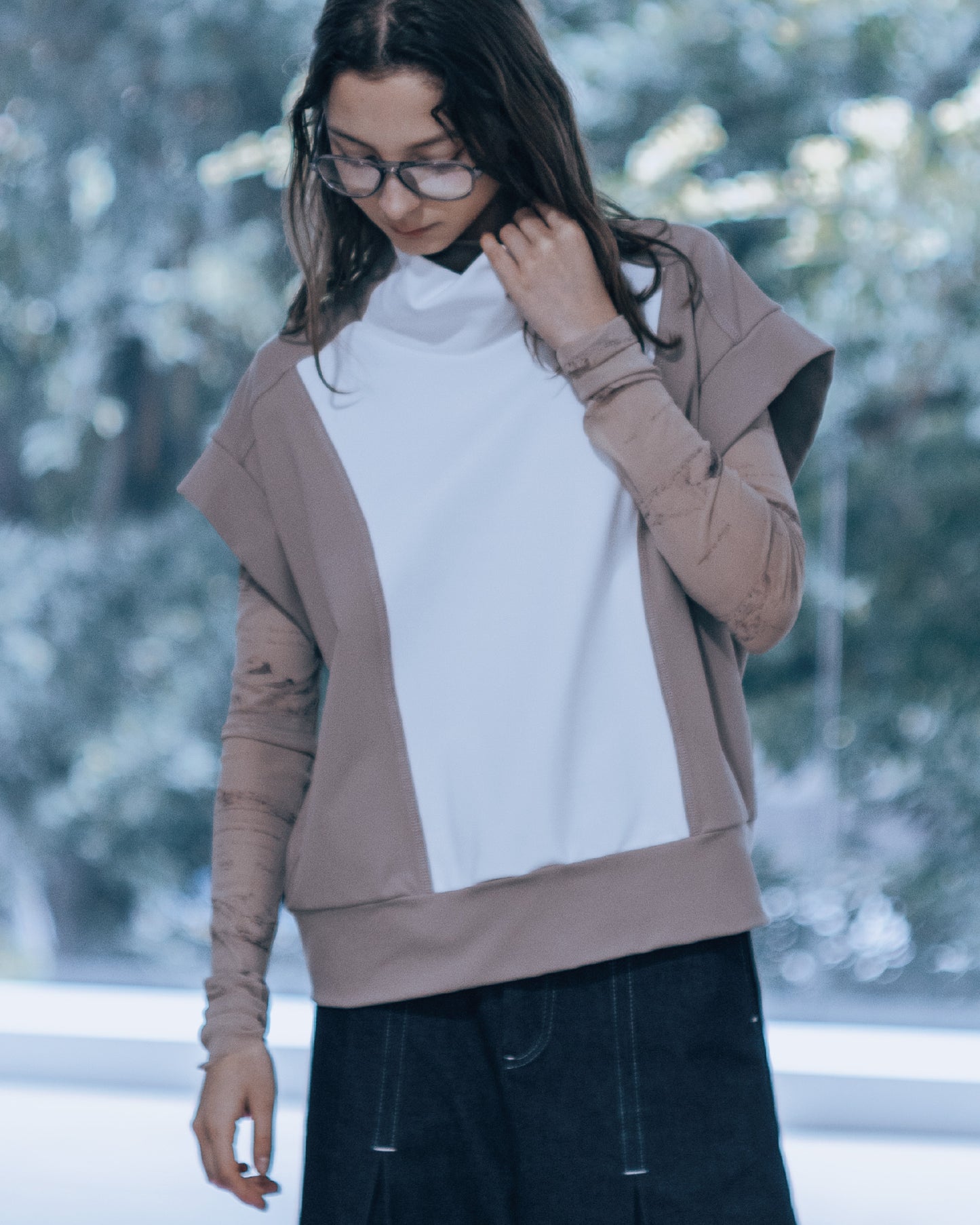 撞色高領剪接無袖上衣