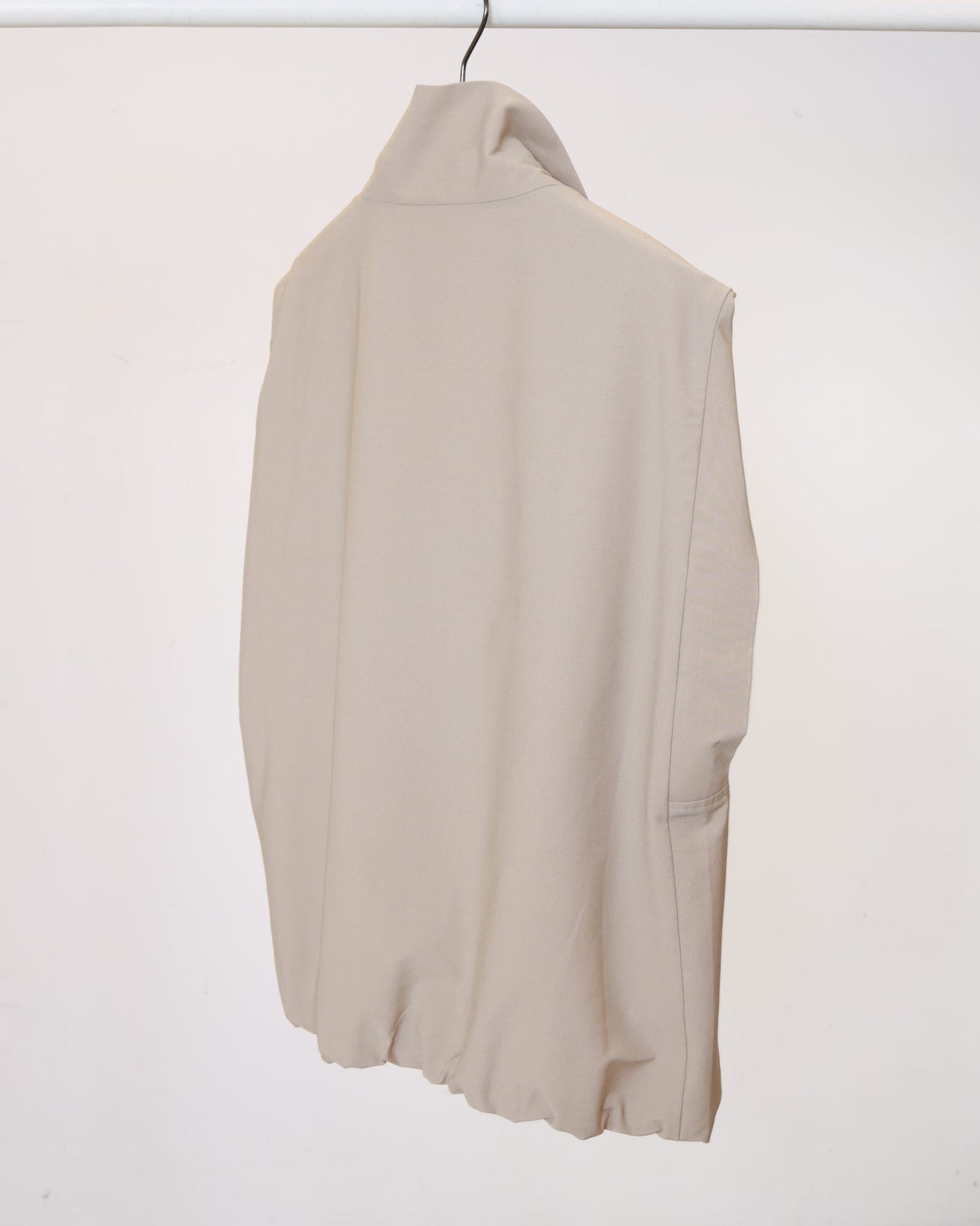 空氣感結構剪裁高領背心(卡其)