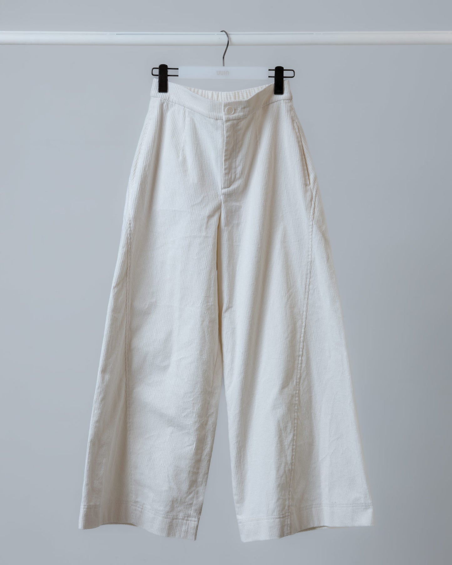 純白燈芯絨弧線剪接寬褲