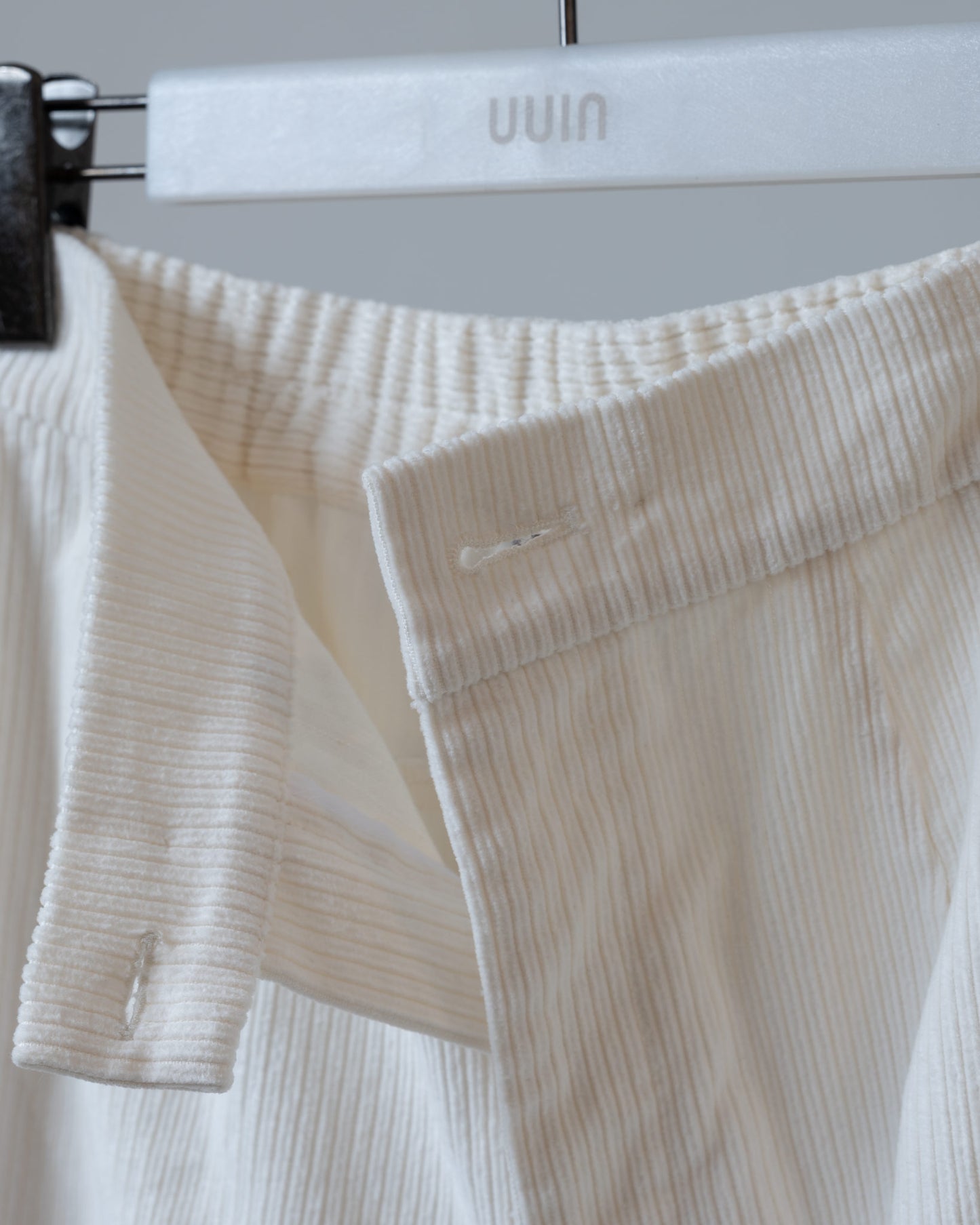 純白燈芯絨弧線剪接寬褲